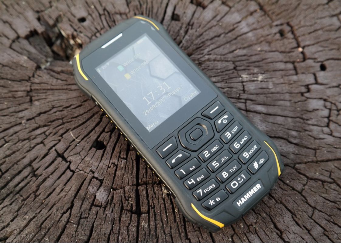 Hammer Delta to dobry i tani wzmacniany telefon z Biedronki