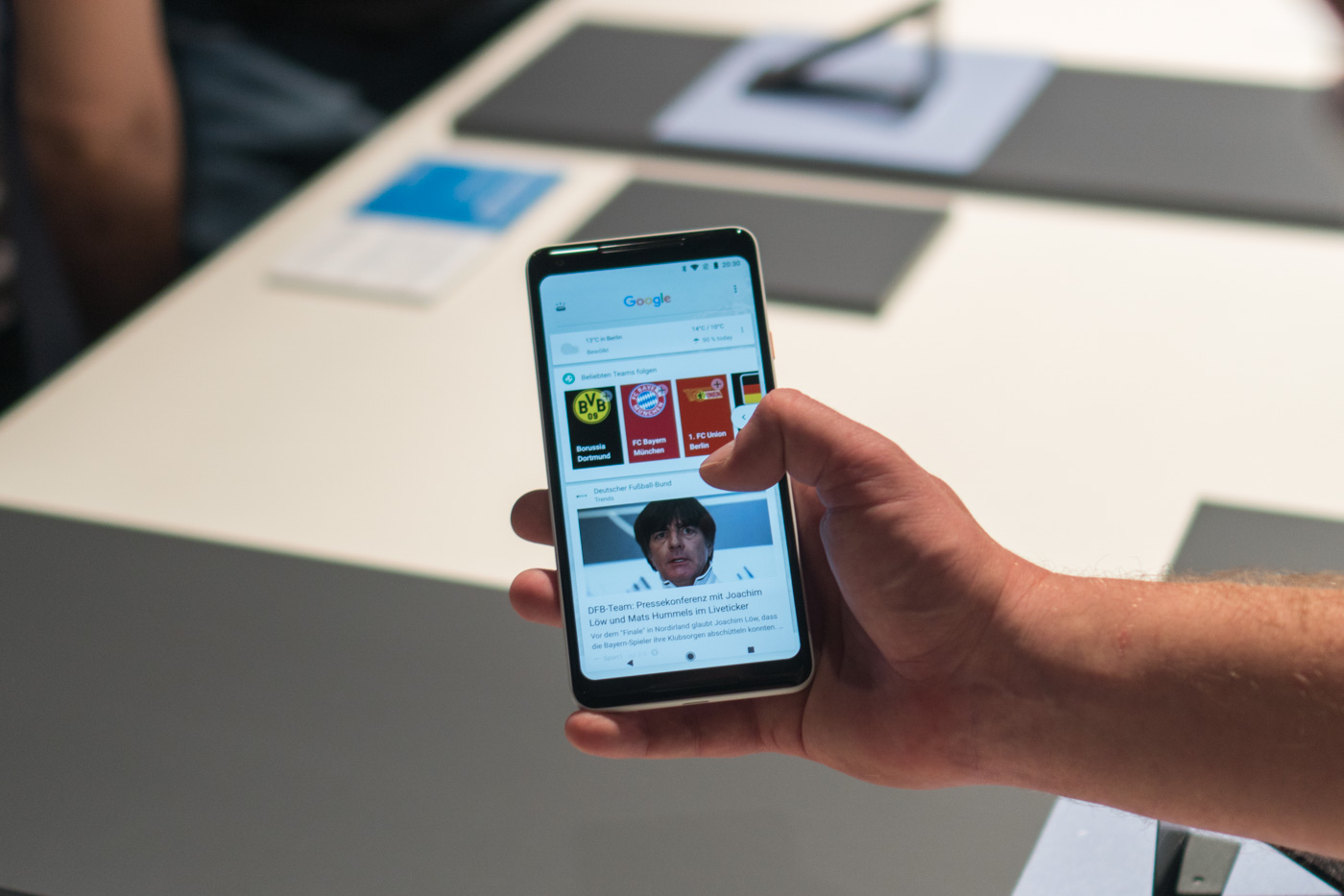 Po oficjalnej premierze smartfonów Google Pixel 2 i Pixel 2 XL miałem okazję przyjrzeć się urządzenim z bliska. Zapraszam na wycieczkę po najważniejszych cechach tych produktów. class="wp-image-603509" 