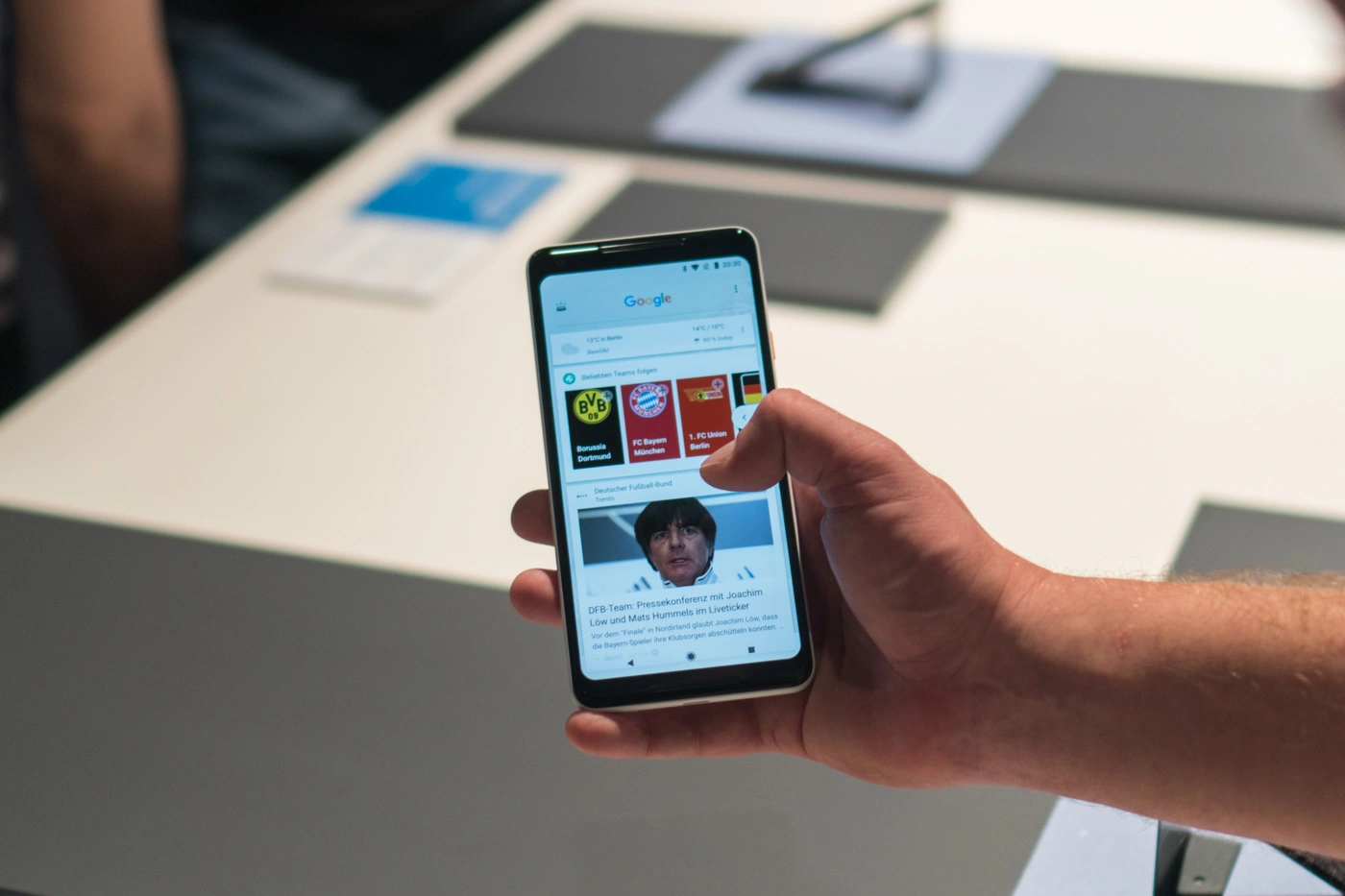 Po oficjalnej premierze smartfonów Google Pixel 2 i Pixel 2 XL miałem okazję przyjrzeć się urządzenim z bliska. Zapraszam na wycieczkę po najważniejszych cechach tych produktów. class="wp-image-603509" 