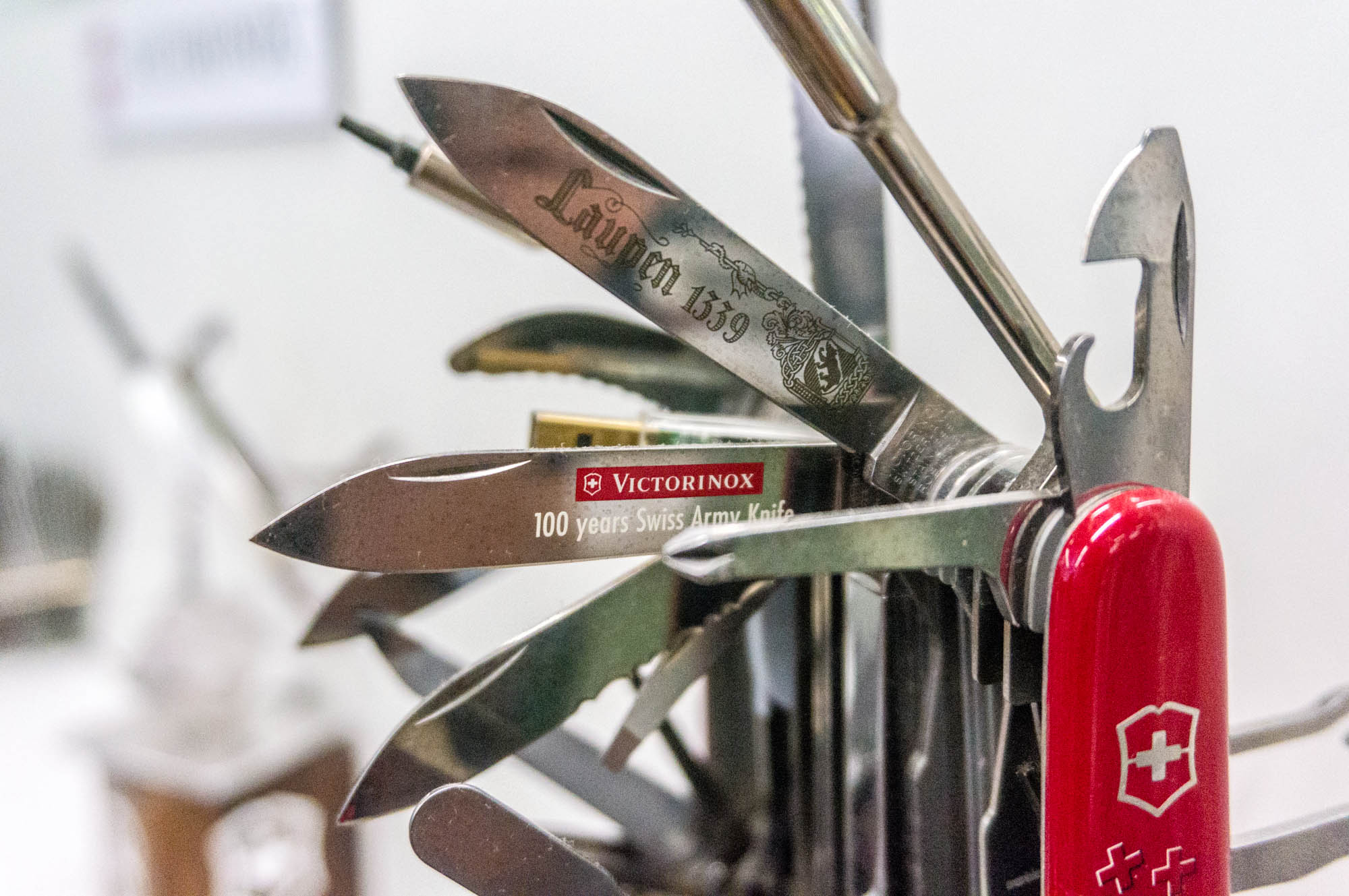 Jak produkuje się scyzoryki Victorinox? Byliśmy w szwajcarskiej fabryce
