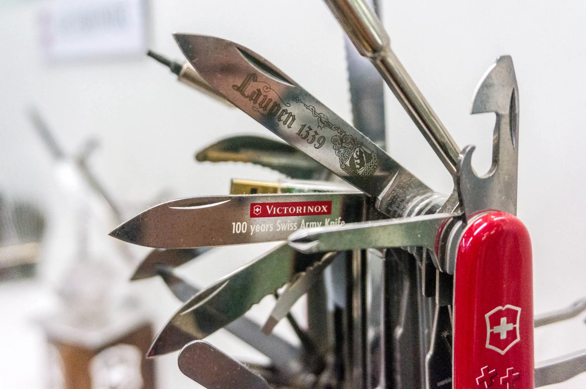 Jak produkuje się scyzoryki Victorinox? Byliśmy w szwajcarskiej fabryce