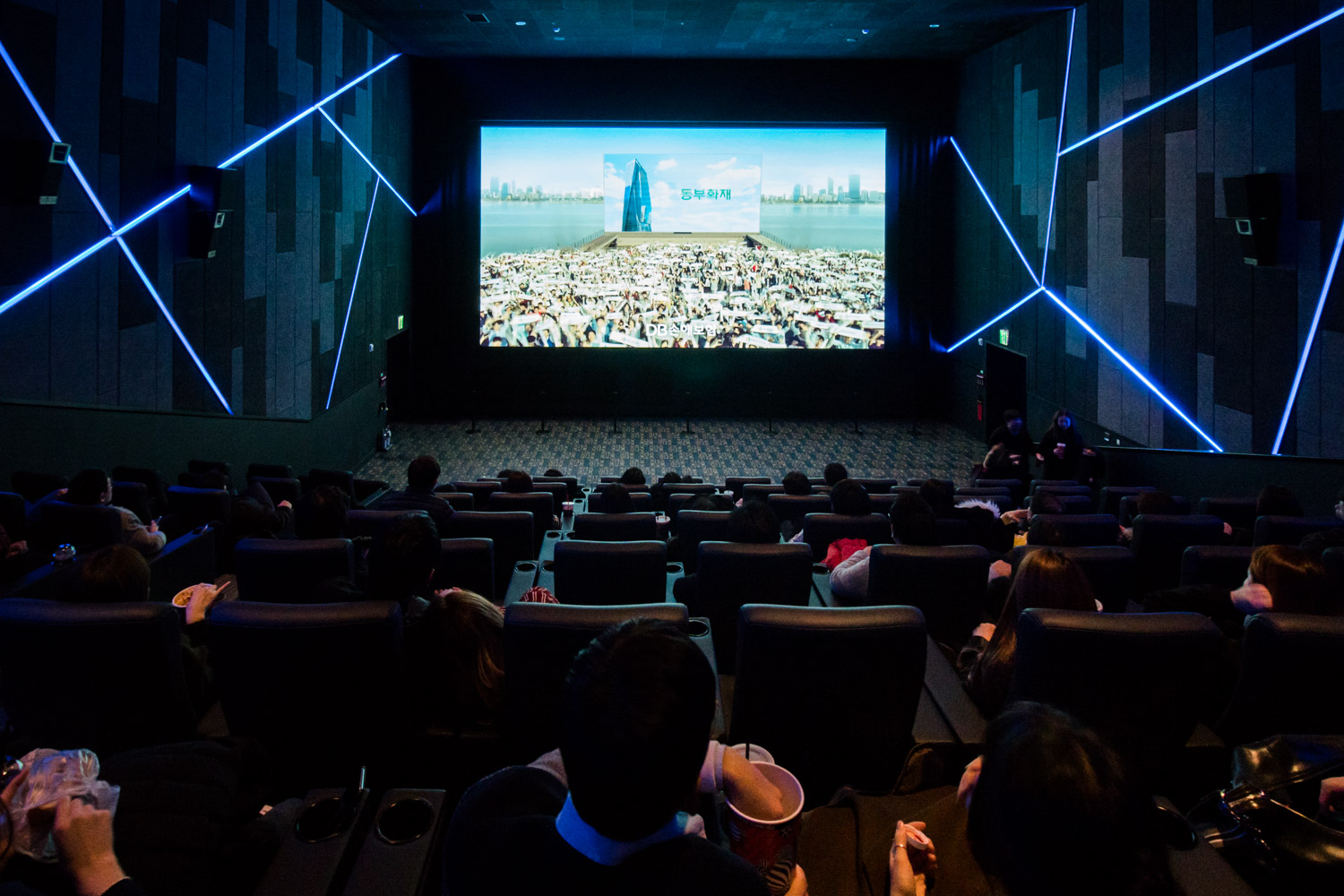 sala kinowa samsung LED class="wp-image-640683" 