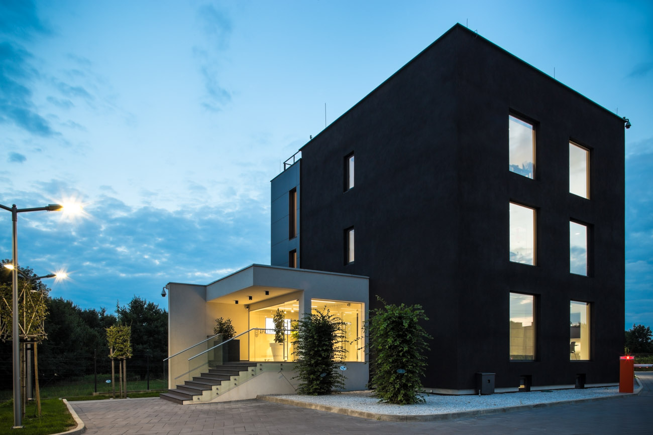 APA Black House tylko wygląda jak zwykły budynek. Tak naprawdę to organizm, ekosystem współpracujących ze sobą nowoczesnych rozwiązań. class="wp-image-672364" 