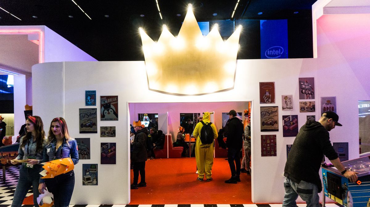 Bar z lat 40. promuje jedną z drużyn e-sportowych na IEM