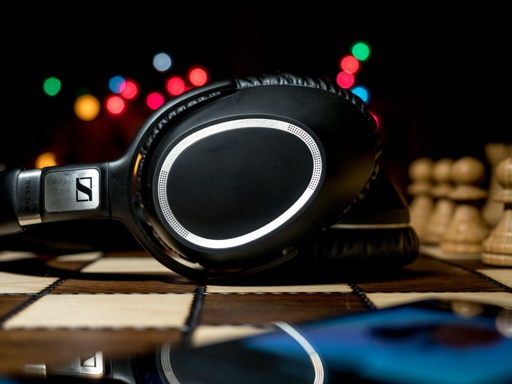 Telefon do muzyki LG V30 doskonale radzi sobie z transmisją bezprzewodową przez najnowszy moduł Bluetooth 5.0 i technologię bezstratnego przesyłania dźwięku. class="wp-image-675136" 