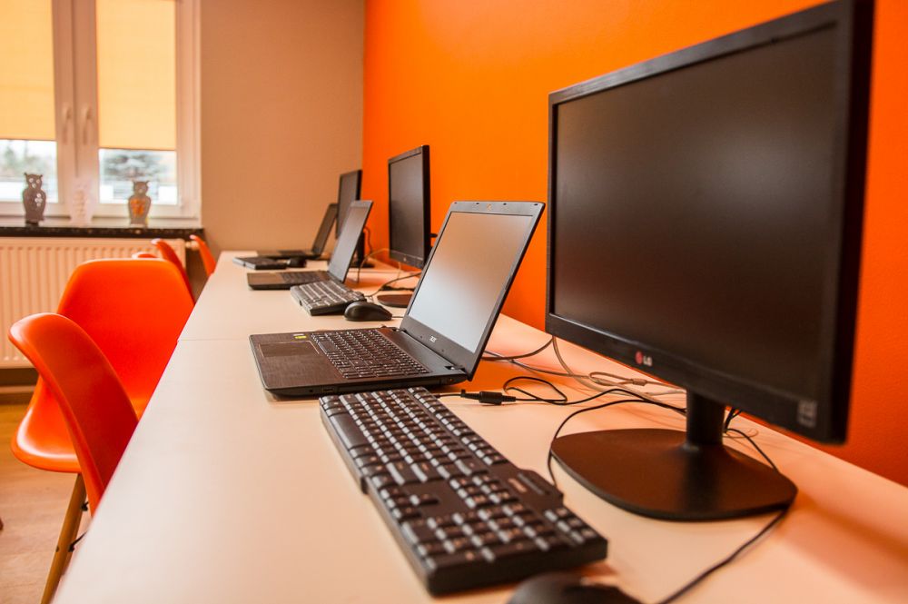 pracownie orange class="wp-image-675586" 