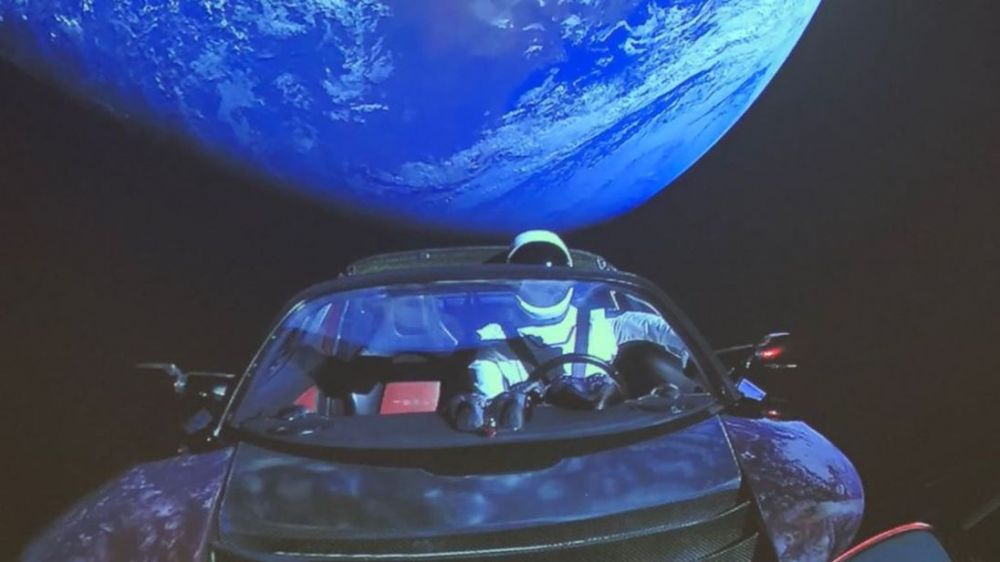 tesla roadster w kosmosie class="wp-image-675754" 