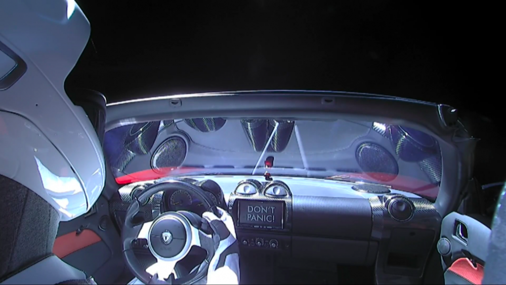 tesla roadster w kosmosie class="wp-image-675757" 