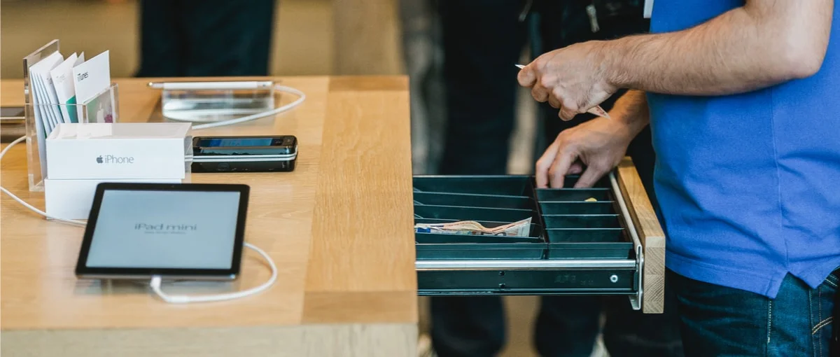 Nadchodzi śmierć gotówki - wieszczy Tim Cook
