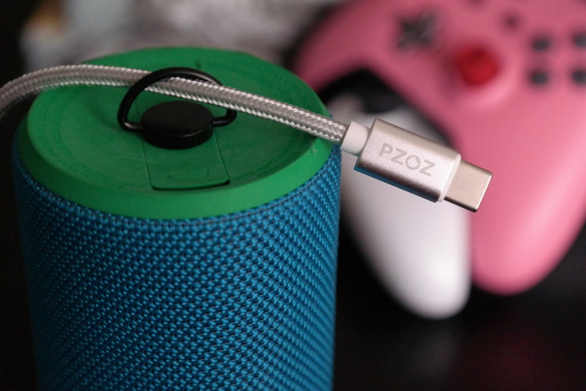 Czy waro kupić przewód USB-C - Lightning firmy PZOZ? To zależy. Z jednej strony faktycznie jest tani, świetnie wykonany i obsługuje szybkie ładowanie. Nadal jest to jednak produkt nieznanego, azjatyckiego producenta. A co za tym, idzie, nie możemy ręczyć za jego bezpieczeństwo. U mnie nie sprawia on jakichkolwiek problemów, jednak jeżeli dostaniecie felerną sztukę, która przestanie działać, będziecie mogli mieć pretensje wyłącznie do siebie. class="wp-image-703986" 