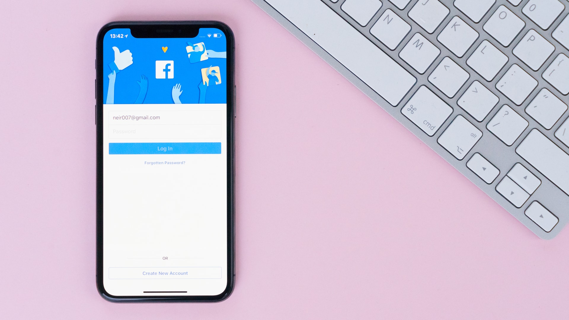 Jak Facebook walczy z fake newsami i dlaczego nie robi tego w Polsce?