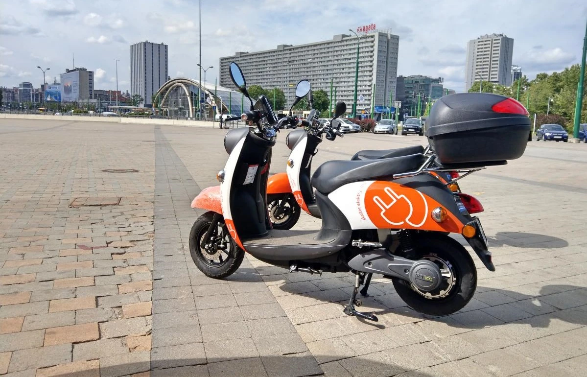 Jak działają miejskie skutery elektryczne na minuty? Jeden Ślad - cennik