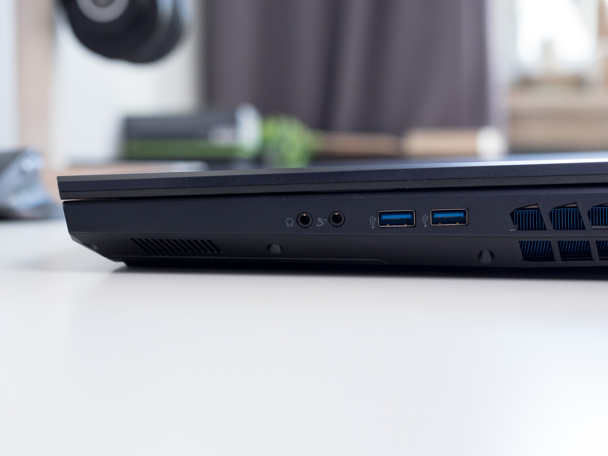 Acer Predator Helios 500 - złącza na obudowie. class="wp-image-777355" 