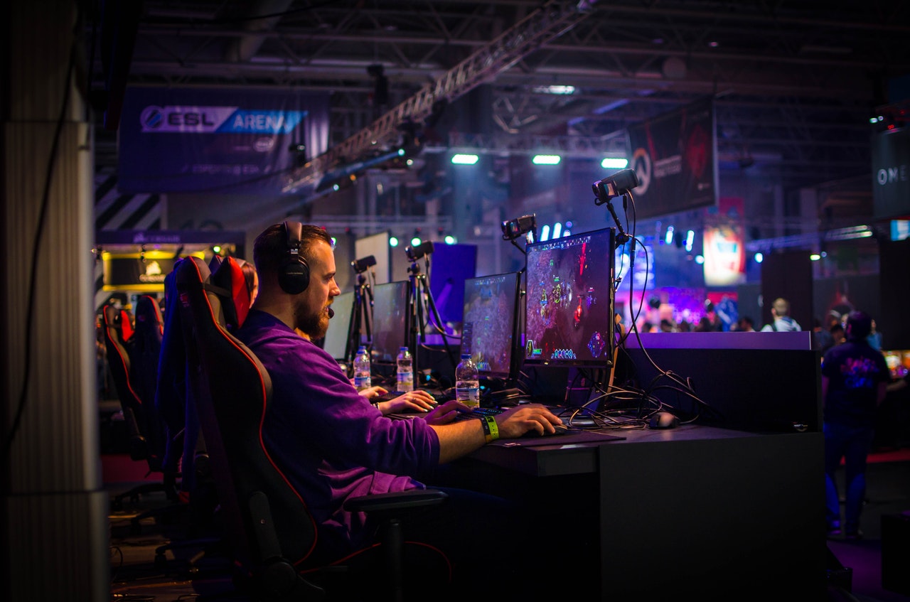 E-sportowiec porzucił seksowną pogodynkę, bo wolał grać w Call of Duty