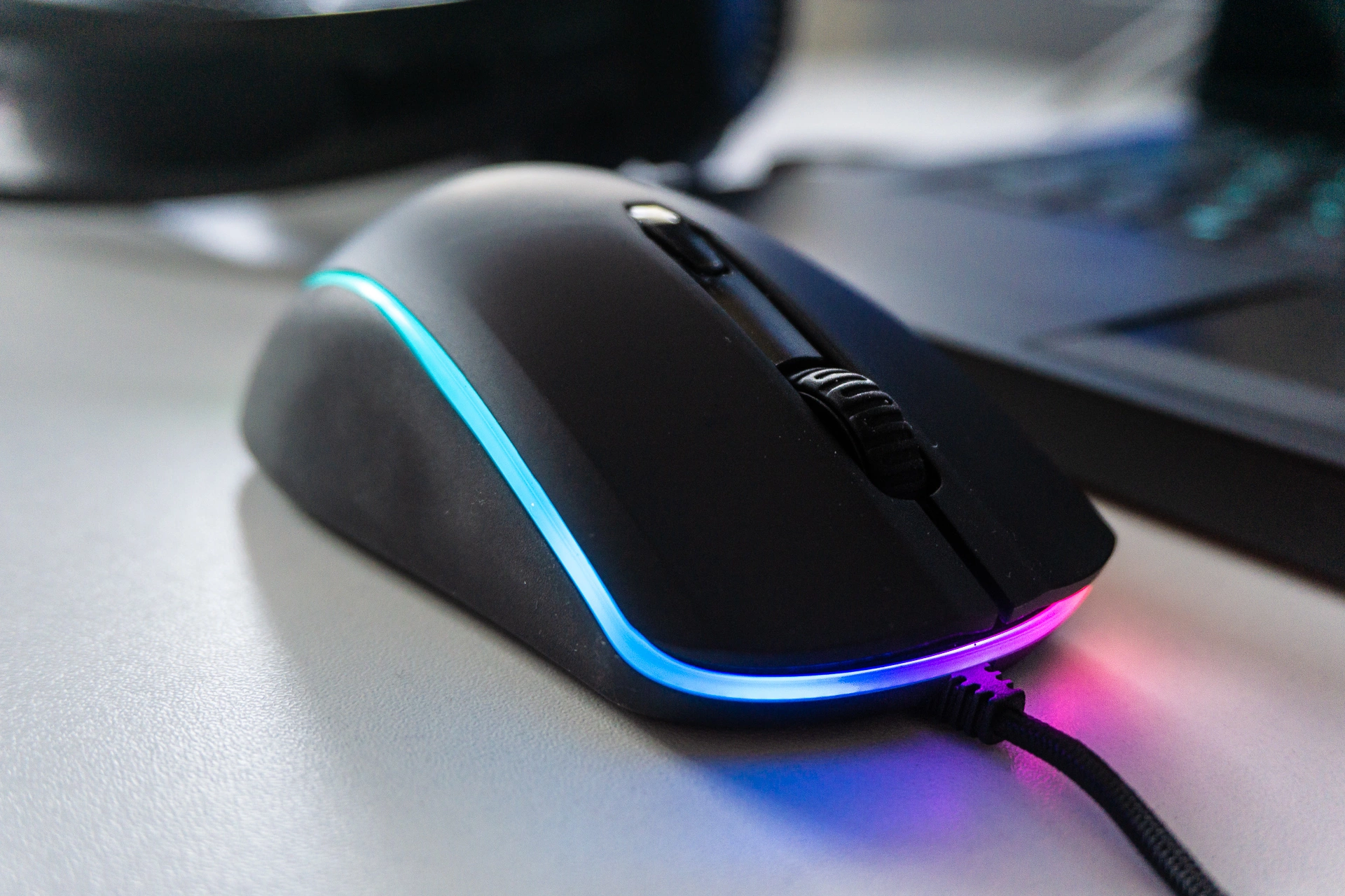Recenzja HyperX Pulse Surge - myszka najeżona LED-ami jak choinka