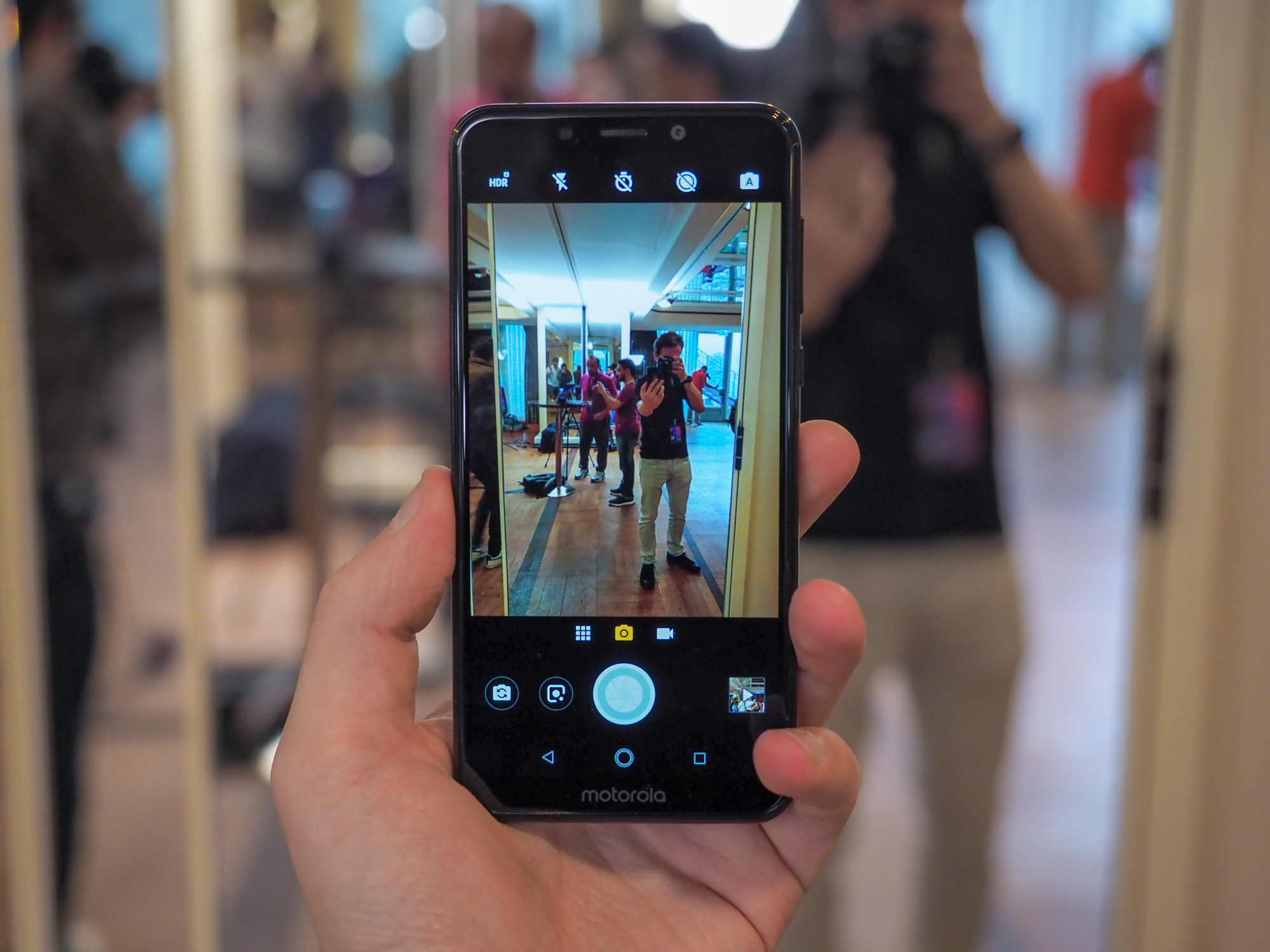 Motorola One to bezczelny klon iPhone'a X. class="wp-image-794569" 