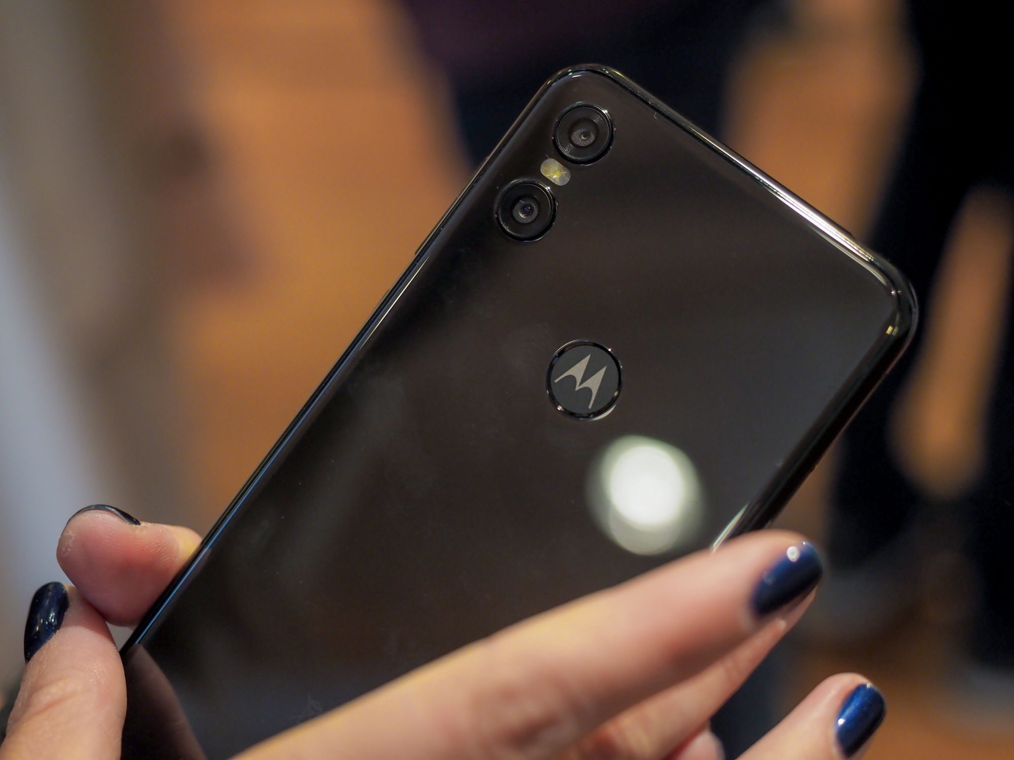 Motorola One to bezczelny klon iPhone'a X. 