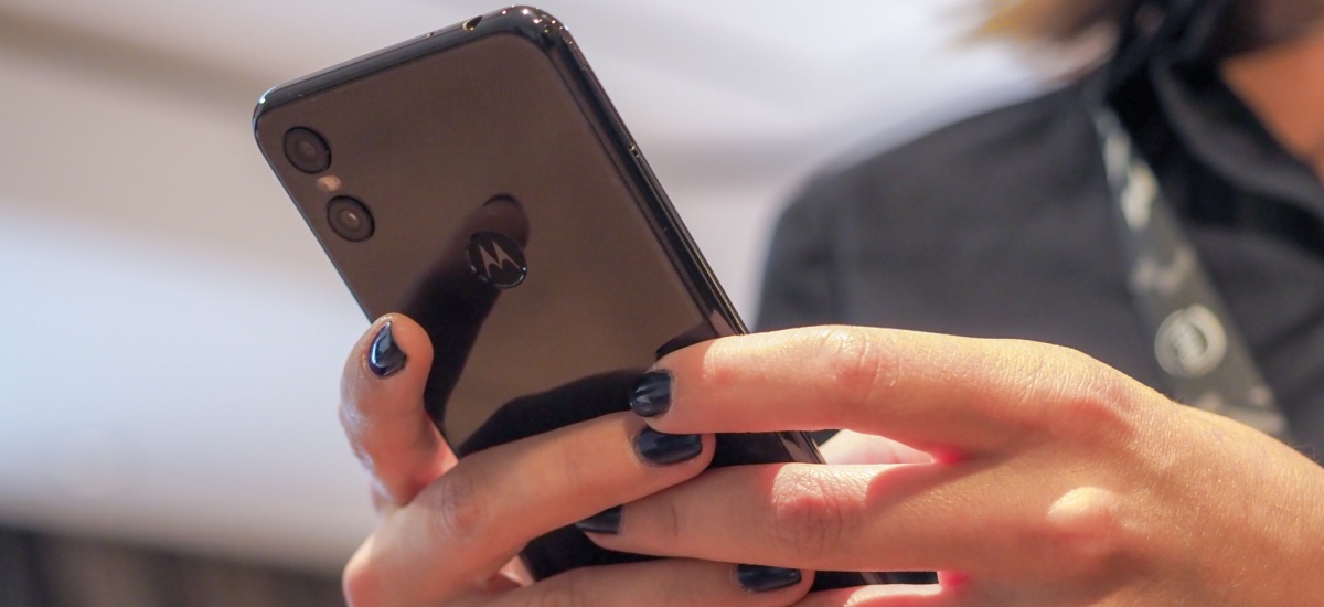 Motorola One to bezczelny klon iPhone'a X.