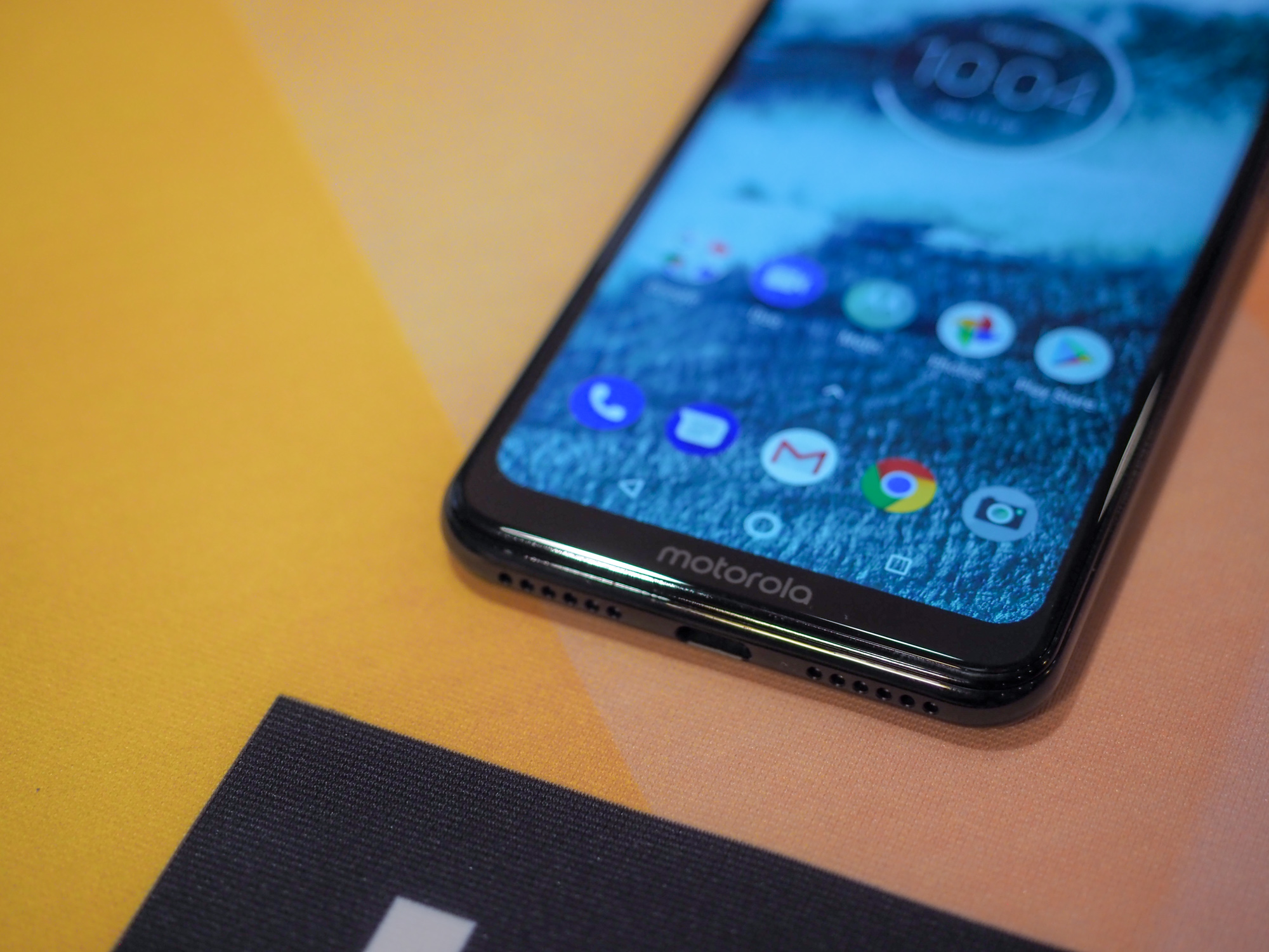Motorola One to bezczelny klon iPhone'a X. class="wp-image-794578" 