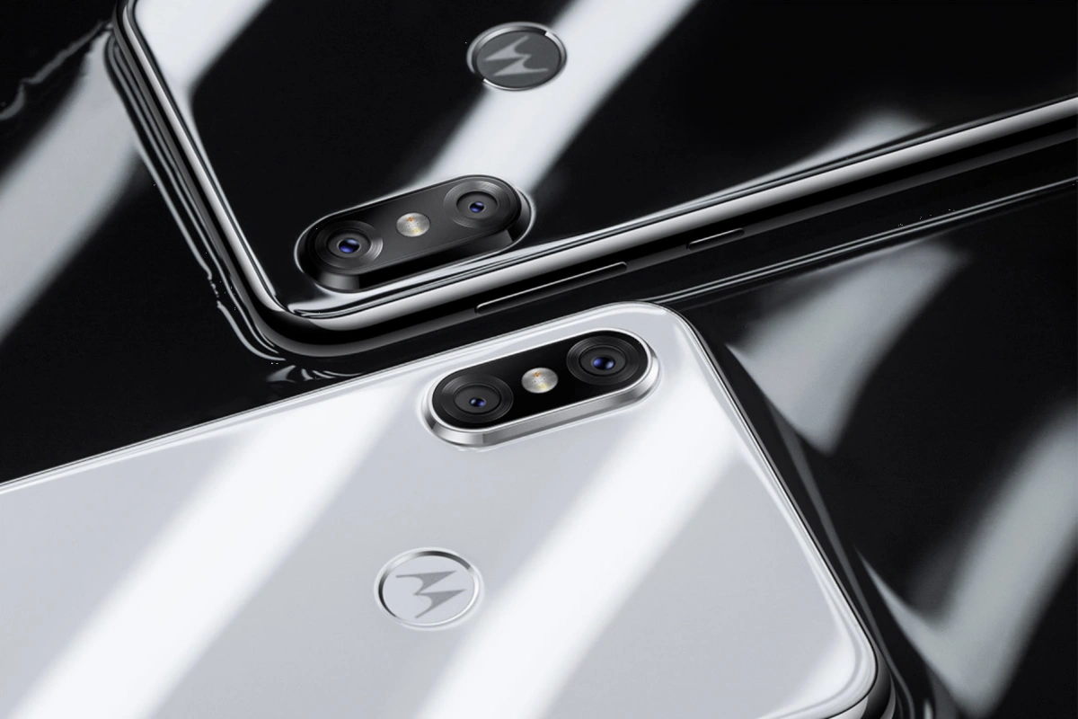 Motorola P30 - kolejny ordynarny klon iPhone'a X. class="wp-image-785950" 