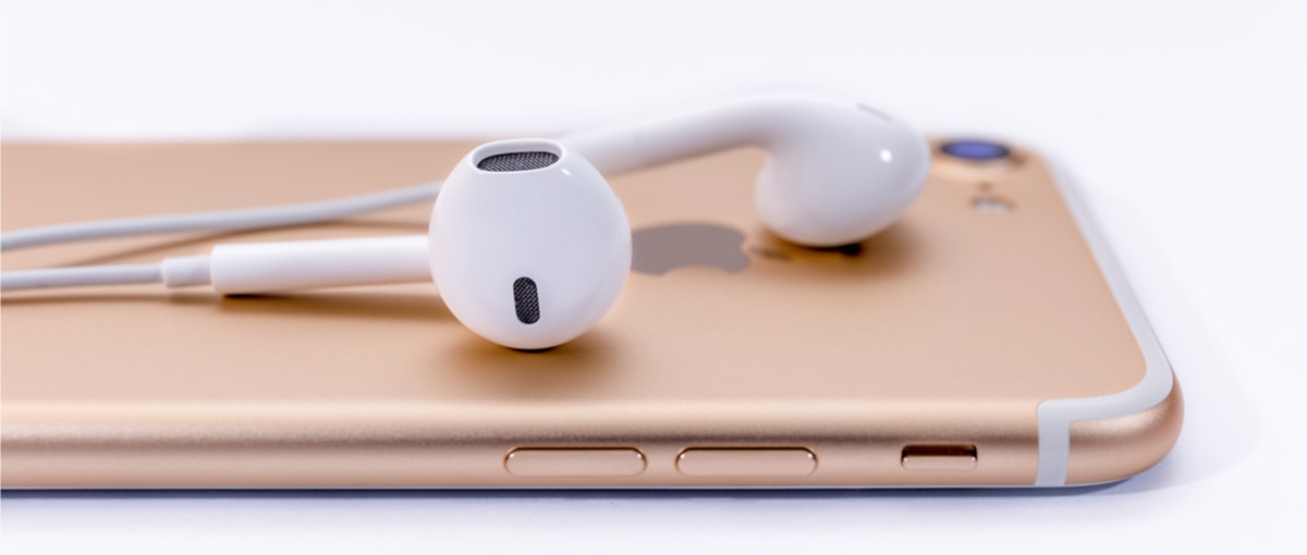 Jaki smartfon do 2000 zł warto kupić? TOP 3 najciekawsze modele i iPhone, do którego warto dopłacić