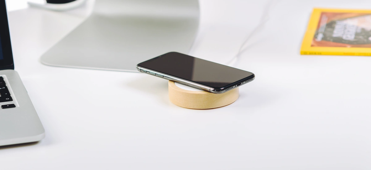 Nowy iPhone zaoferuje szybkie ładowanie bezprzewodowe.