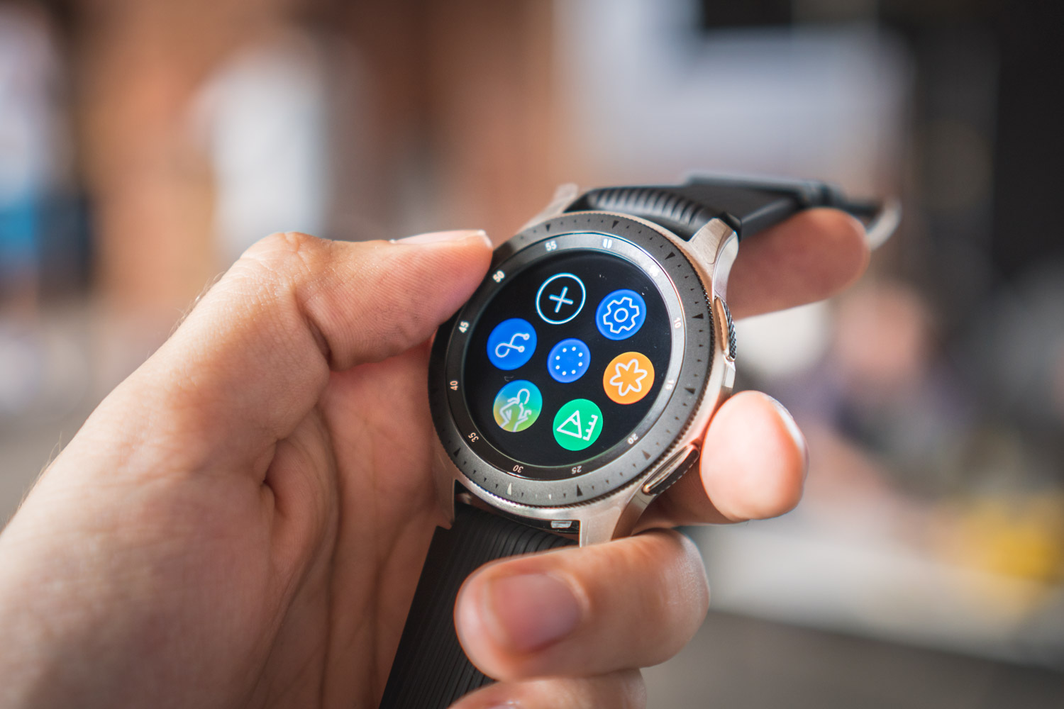 Samsung Galaxy Watch korona class="wp-image-782074" title="Samsung Galaxy Watch korona" 