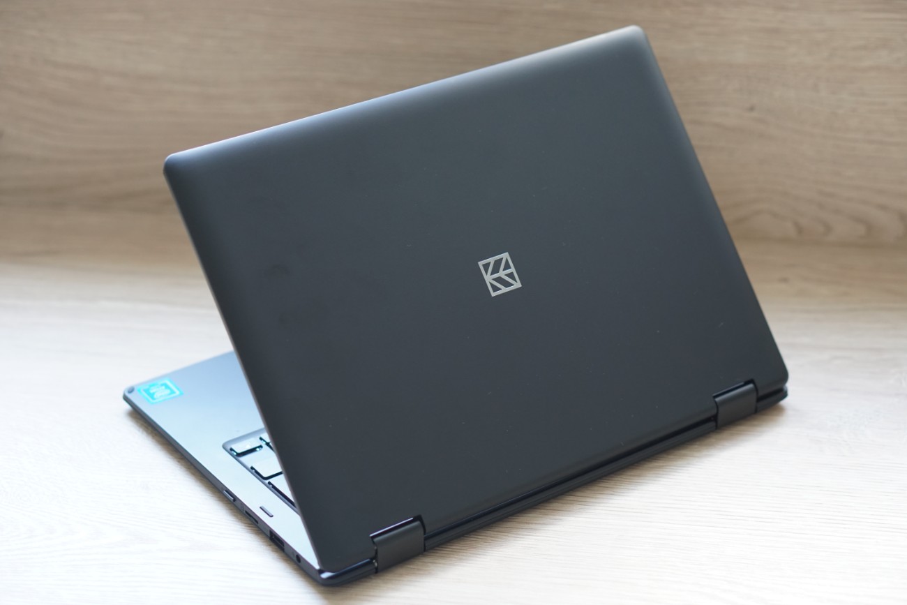 Już w najbliższy czwartek, 20.09.2018 r., do sklepów Biedronka trafi laptop Hykker Hello. Model ten ma wiele wyróżników, z których najważniejsze to możliwość działania jako tablet oraz ekstremalnie niska cena wynosząca 749 zł.