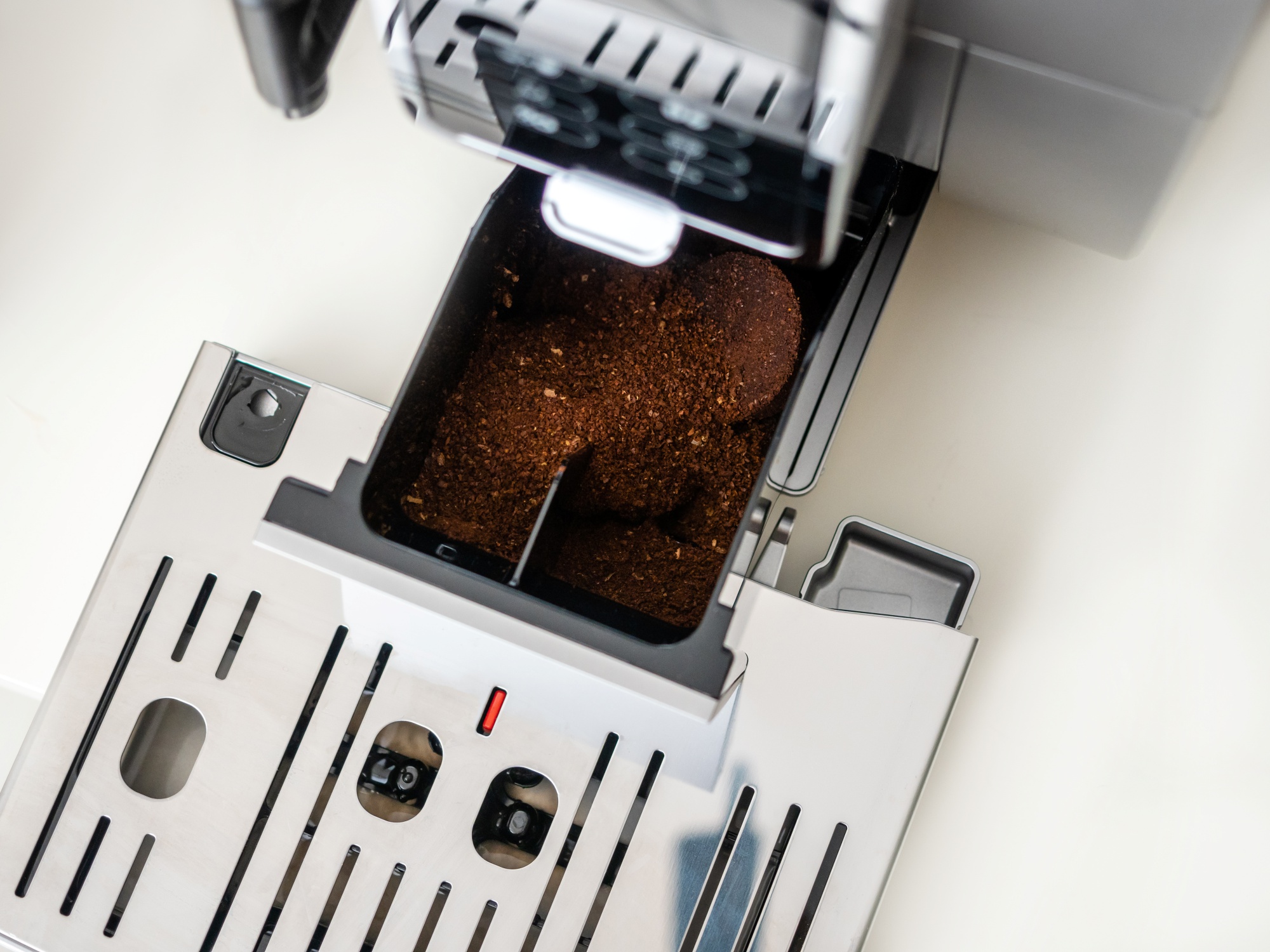 DeLonghi Dinamica Plus - jaki ekspres do kawy wybrać class="wp-image-855812" 