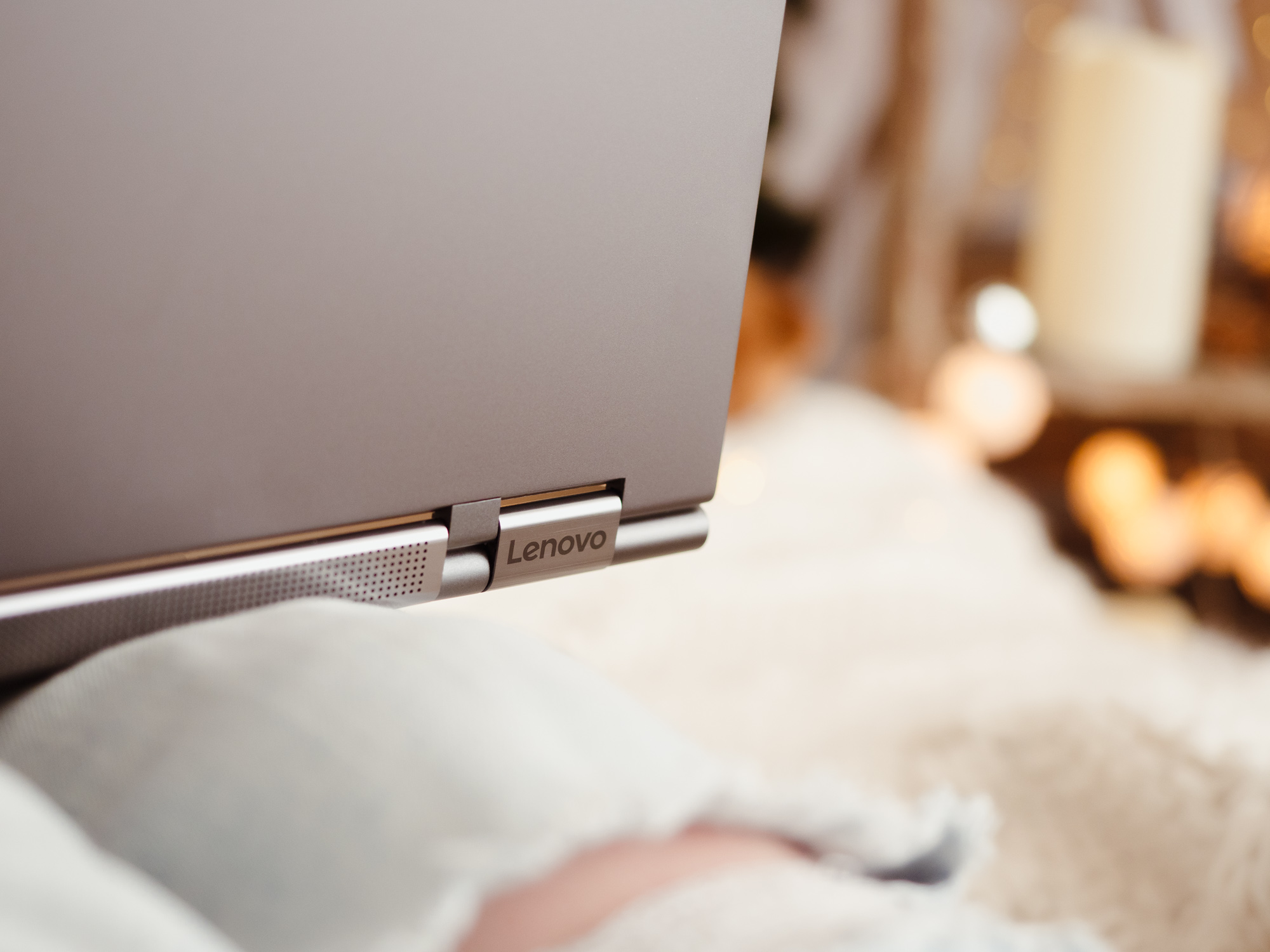 W nowym komputerze Lenovo Yoga C930 yogę uprawia nie tylko ekran, ale także zamontowany w zawiasie głośnik class="wp-image-857882" title="W nowym komputerze Lenovo Yoga C930 yogę uprawia nie tylko ekran, ale także zamontowany w zawiasie głośnik" 