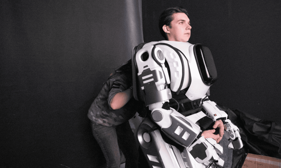 rosja czlowiek przebral sie za robota class="wp-image-855506" 