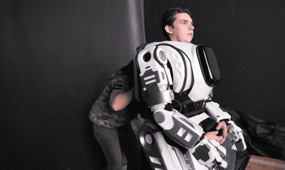 rosja czlowiek przebral sie za robota class="wp-image-855506" 