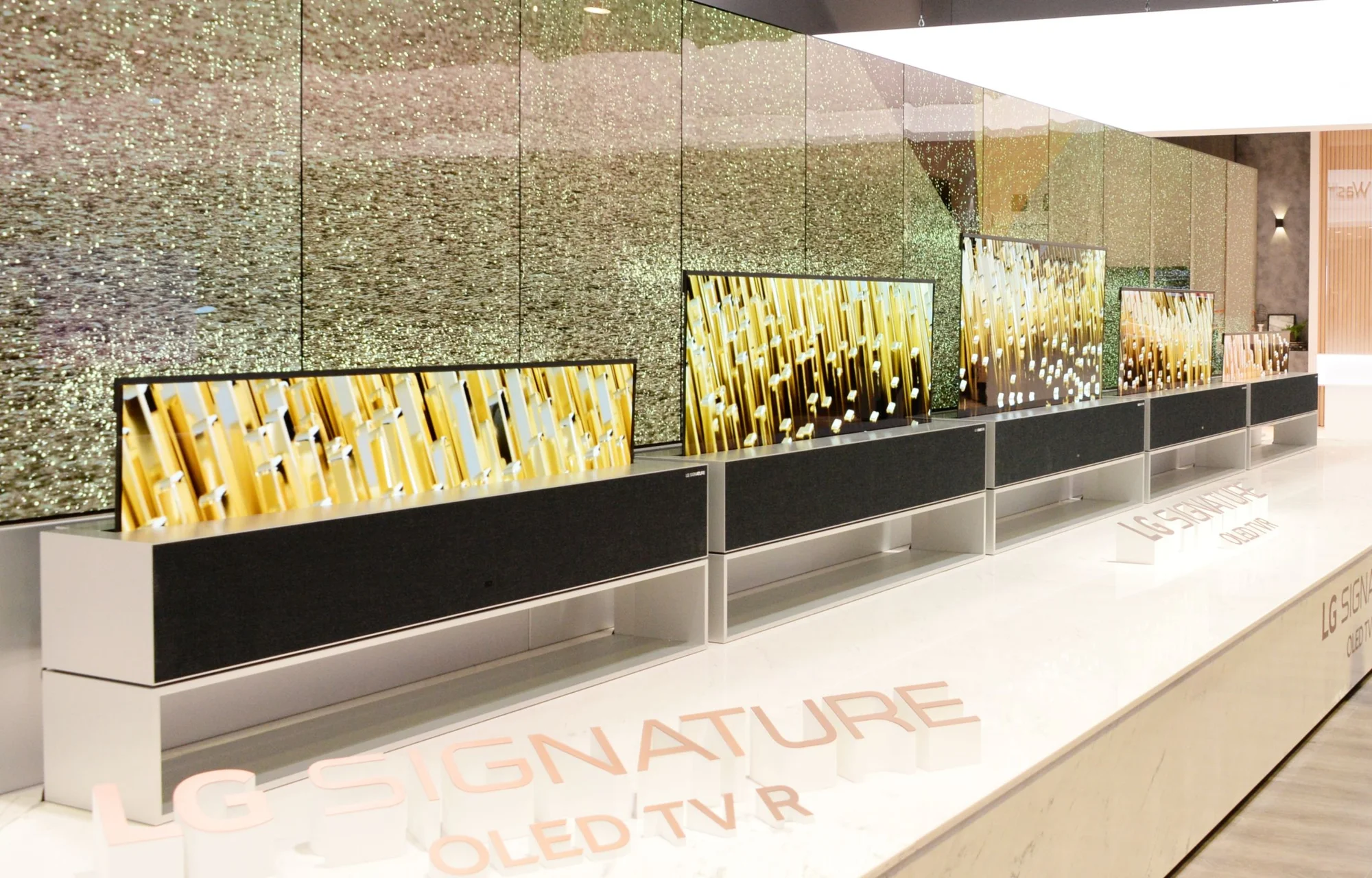 LG pokazało zwijany telewizor OLED. I przeszedł do świata 8K