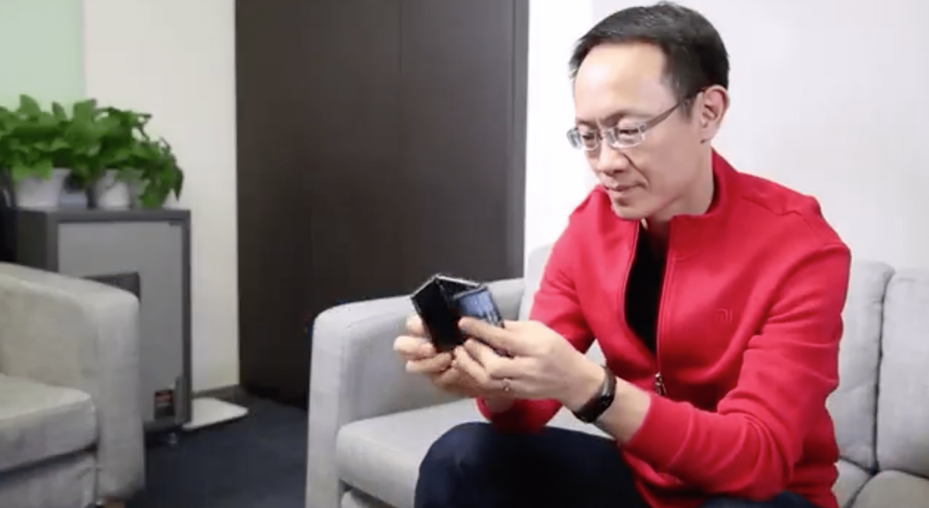 Składany smartfon Xiaomi na pierwszym filmie. Zgina się w dwóch miejscach class="wp-image-874057" 