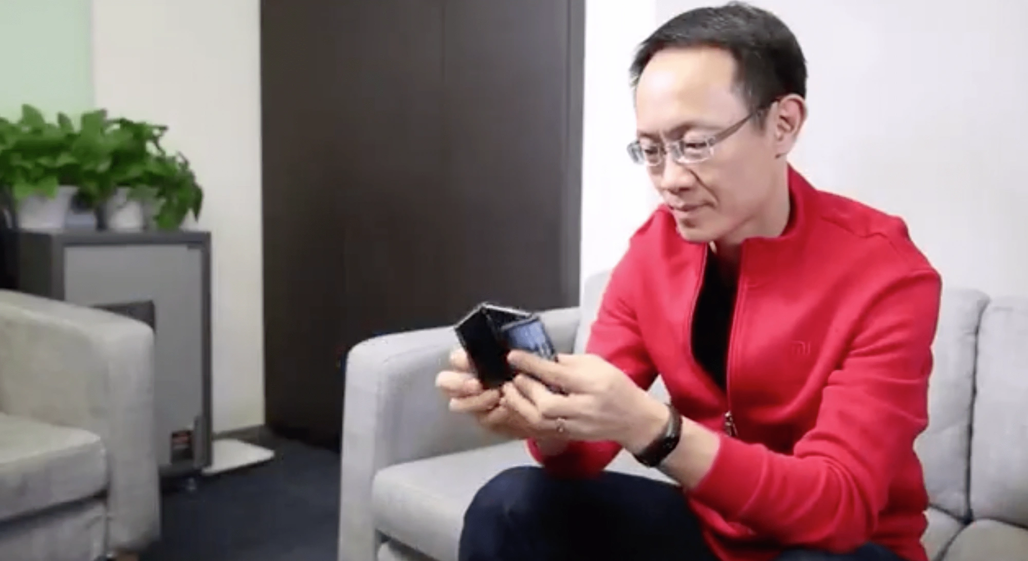 Składany smartfon Xiaomi na pierwszym filmie. Zgina się w dwóch miejscach