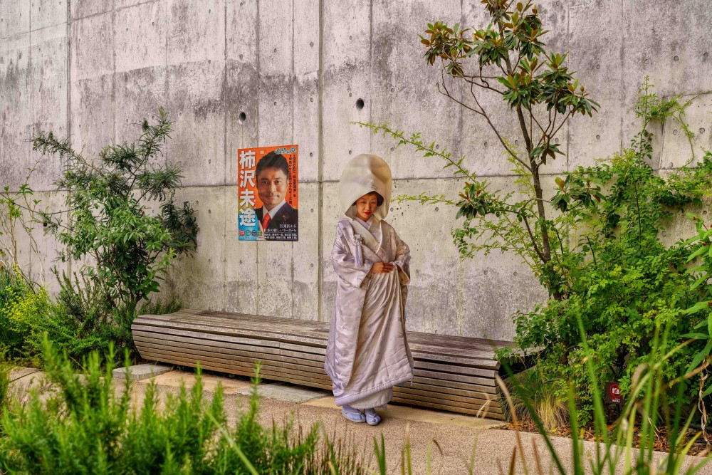 Fot. Nicolas Boyer (Francja)za zdjęcie „Woman Wearing a Wedding Dress” (Kobieta w sukni ślubnej) / sekcja otwarta, laureat kat. podróż (przy wsparciu kolei Eurostar) / 2019 Sony World Photography Awards class="wp-image-894901" 