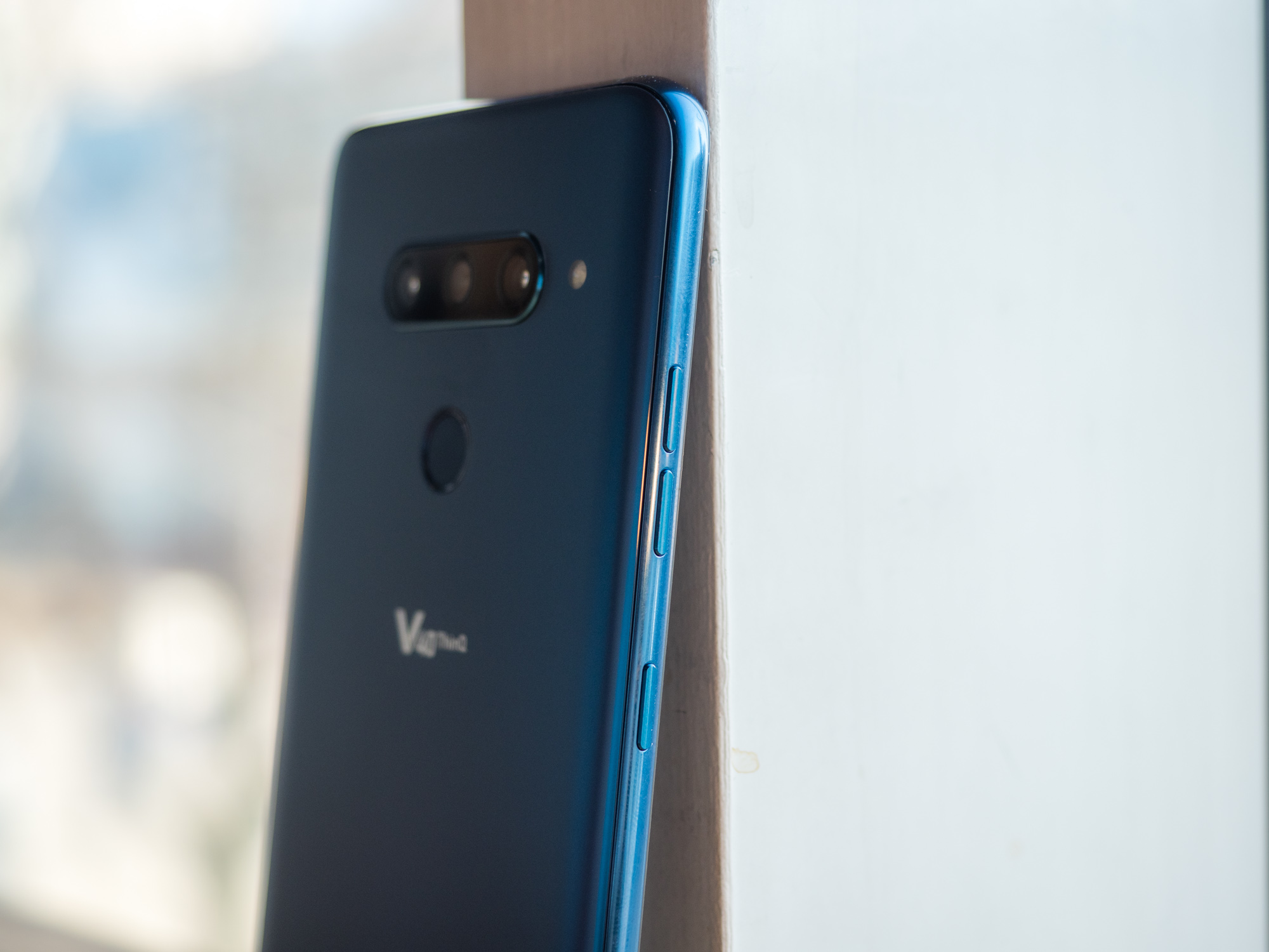 LG V40 ThinQ class="wp-image-889633" 