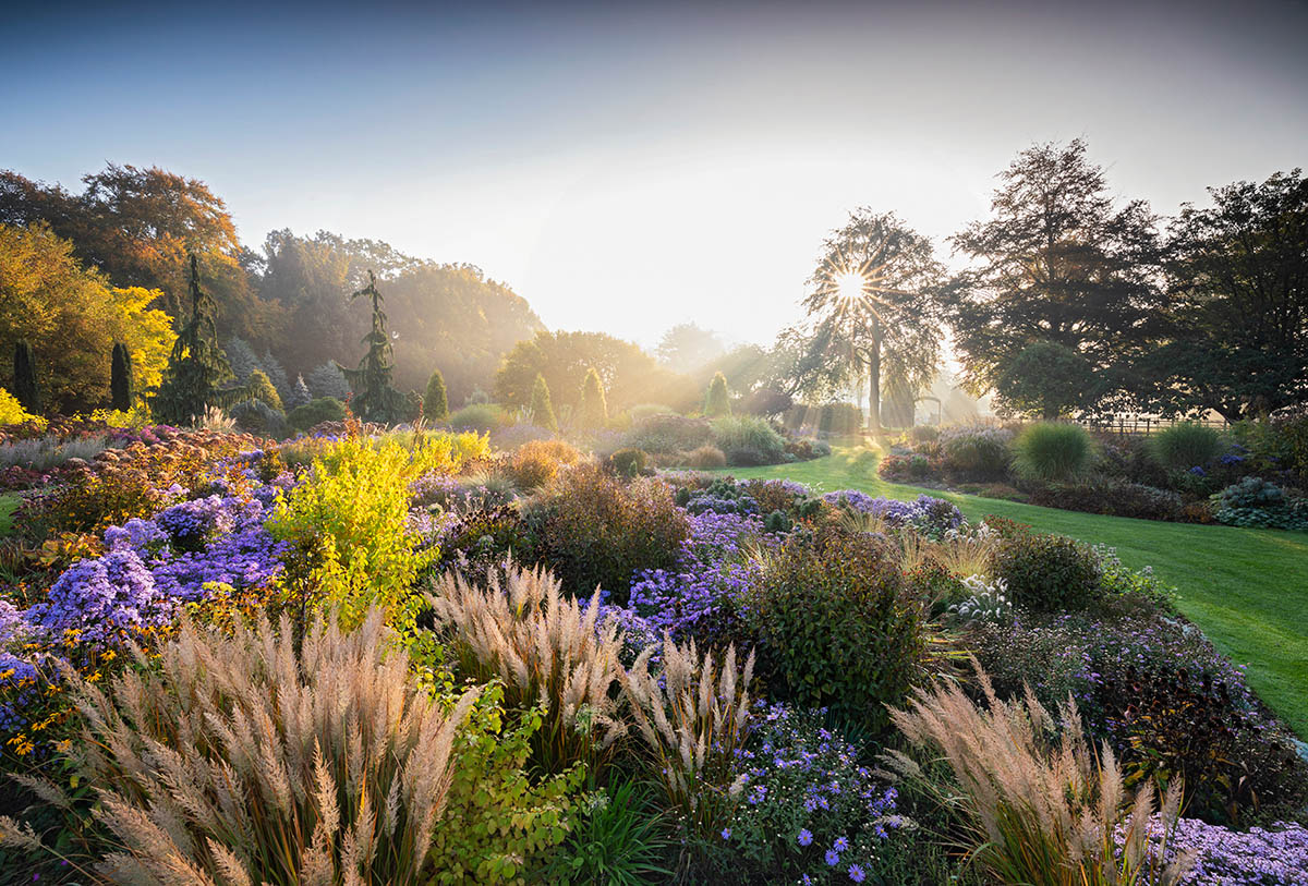 &quot;Ogrody Bressingham jesienią&quot;, fot. Richard Bloom | 1. miejsce w kat. &quot;Beautiful Gardens&quot;, IGPOTY. class="wp-image-888949" 