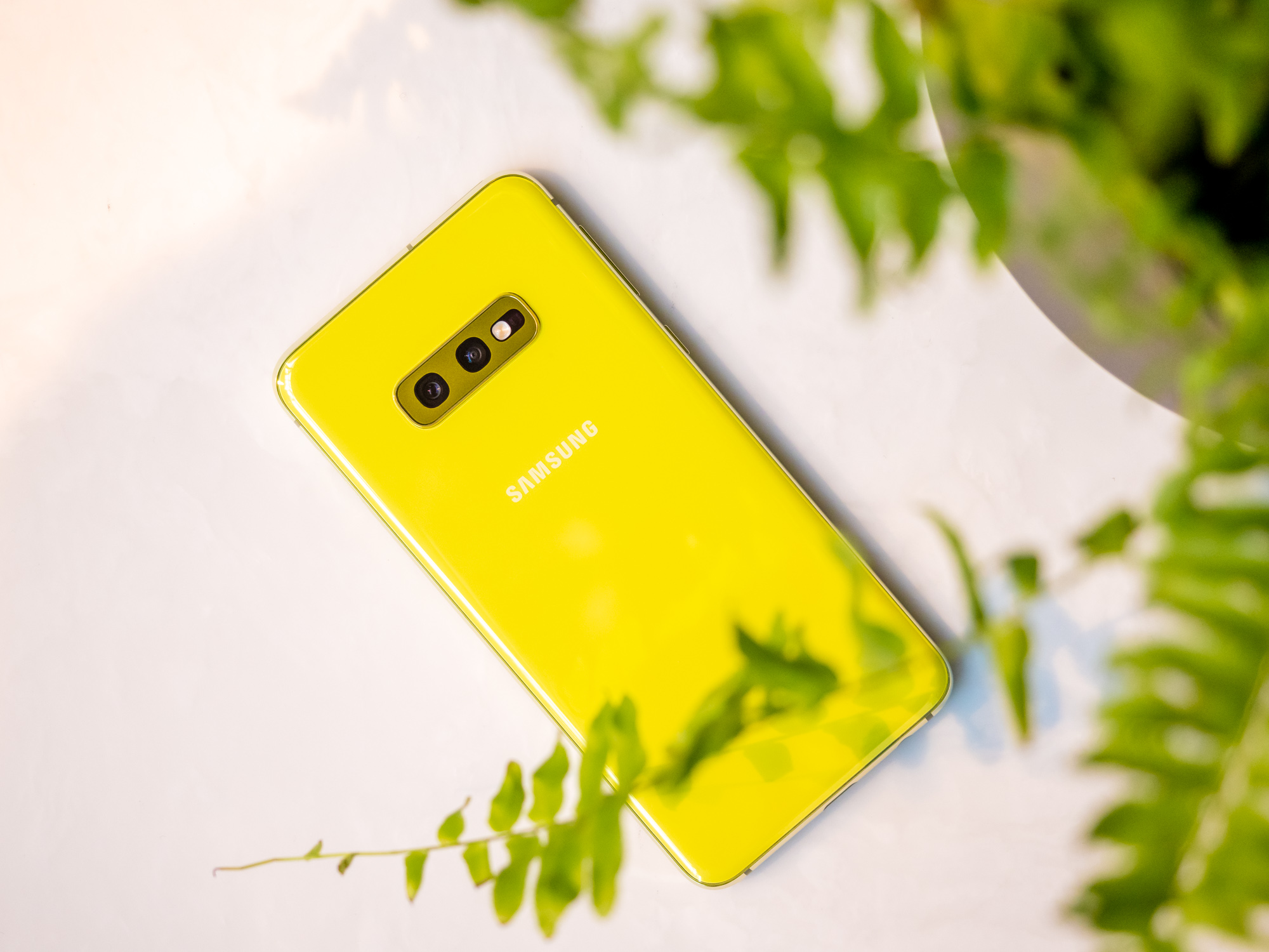 samsung galaxy s10e class="wp-image-890716" 