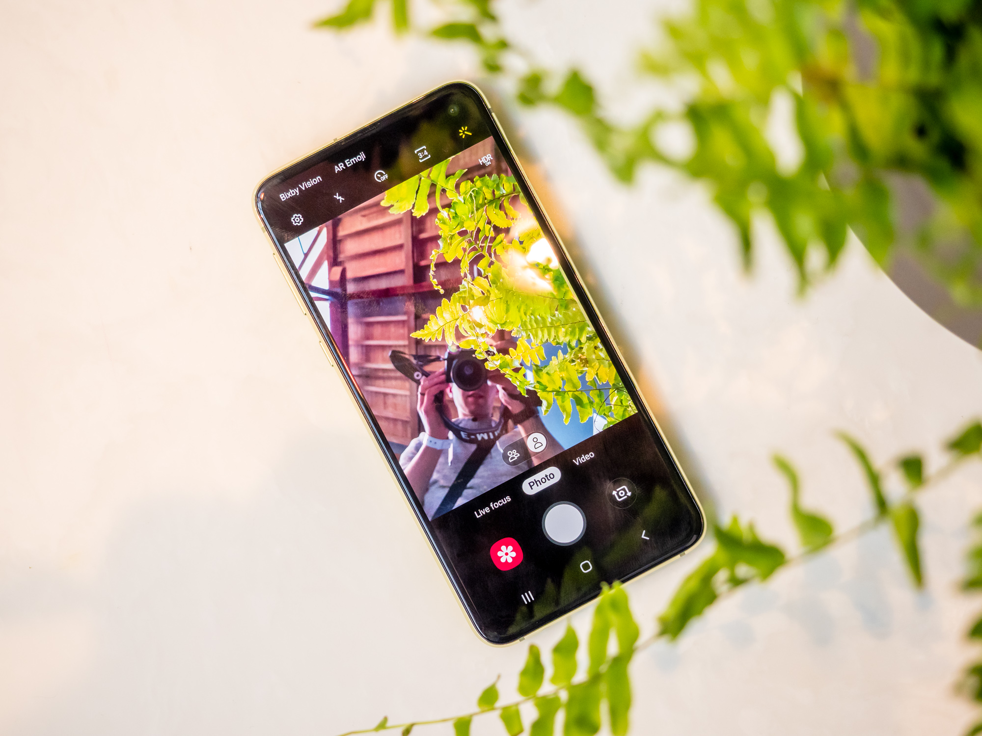 samsung galaxy s10e class="wp-image-890731" 