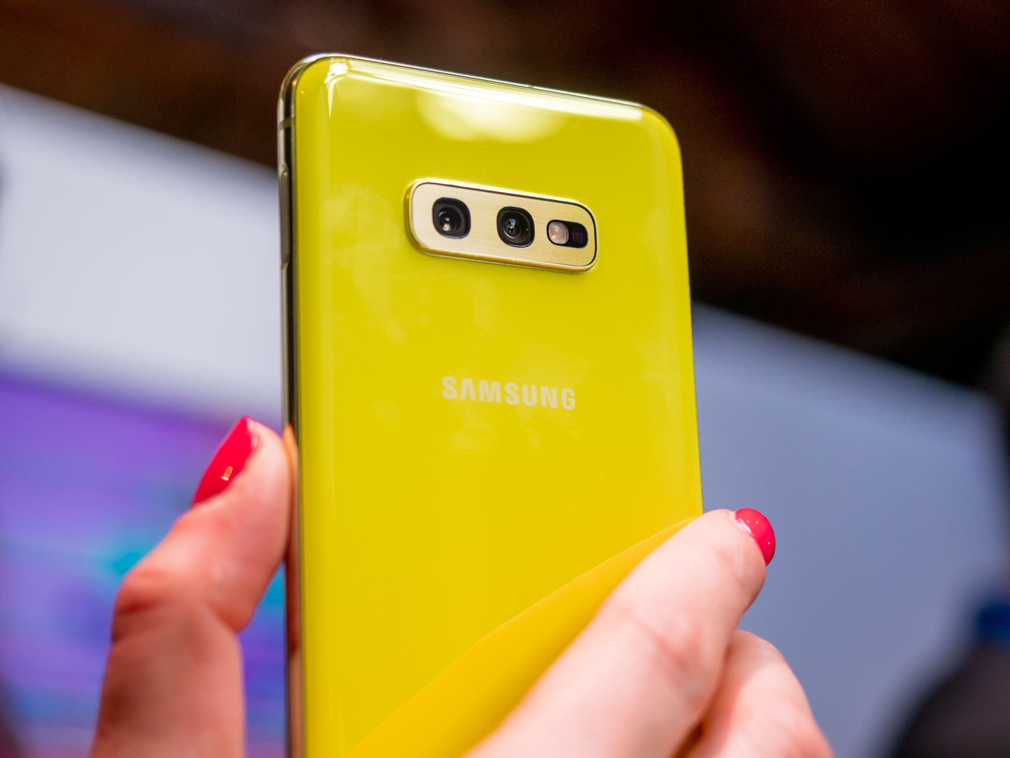 samsung galaxy s10e class="wp-image-890695" 