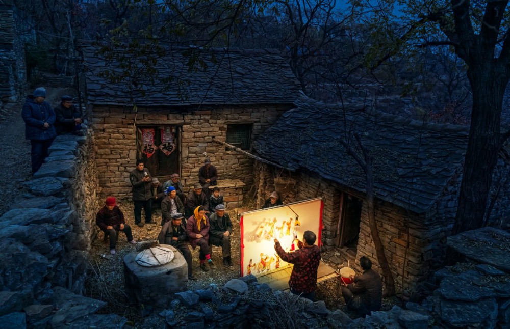 Fot. Pan Jianhua (Chiny kontynentalne) „Shadow Puppetry” (Teatr cieni) / sekcja otwarta, laureat kat. kultura (przy wsparciu serwisu Culture Trip) / 2019 Sony World Photography Awards class="wp-image-894910" 