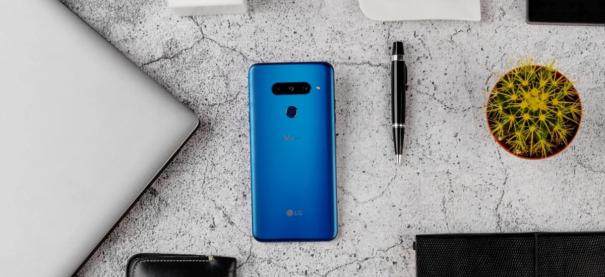 LG V40 ThinQ nareszcie w Polsce. W gratisie 49-calowy telewizor