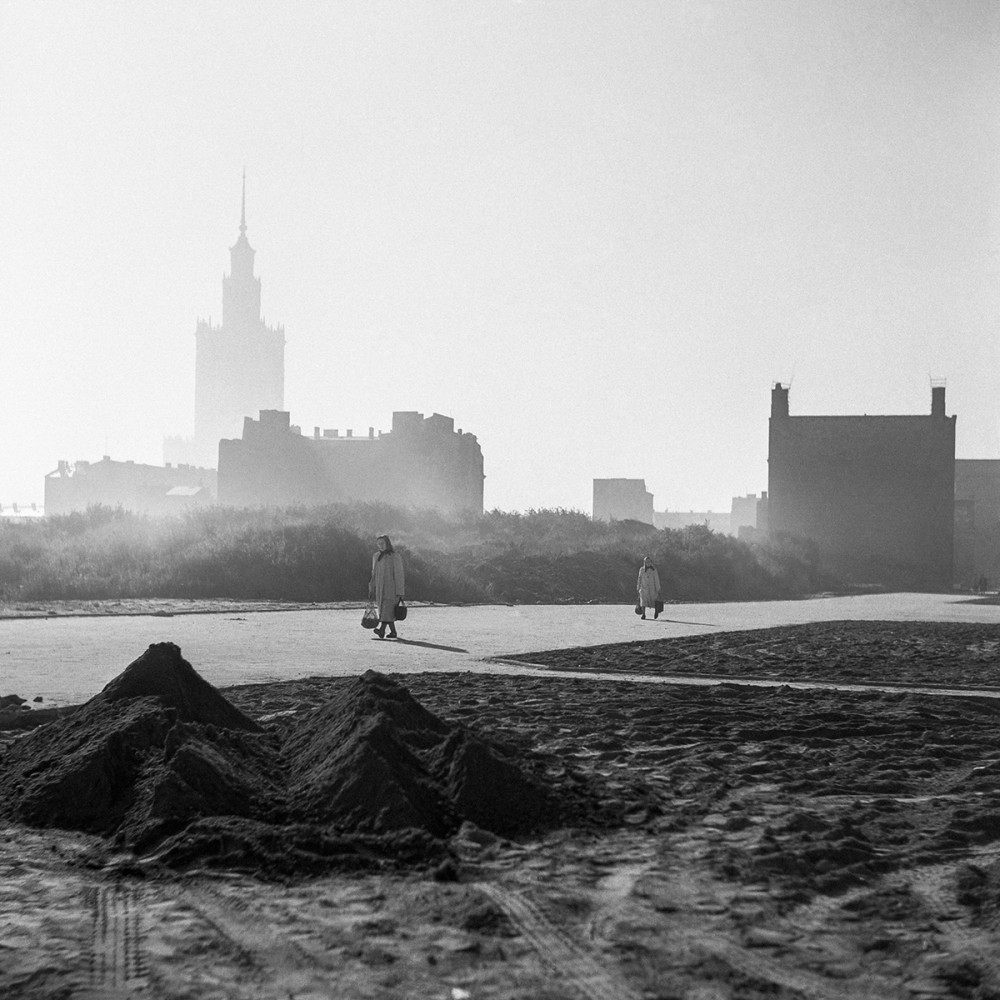 Wola, na zachód od Pałacu Kultury i Nauki, 1956. Fot. Tadeusz Rolke/Agencja Gazeta class="wp-image-901422" 