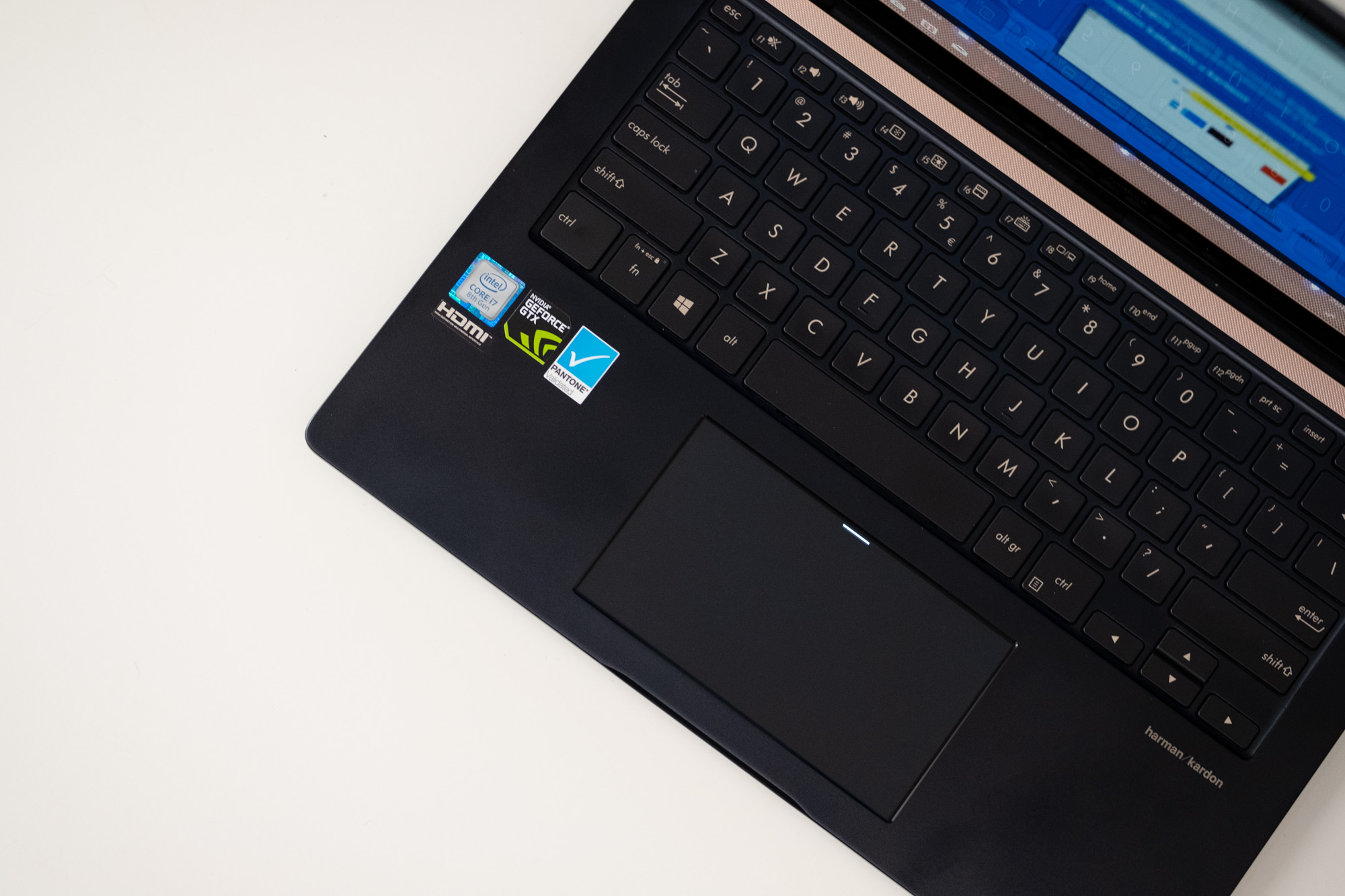 Asus UX480 - screenpad class="wp-image-910308" 