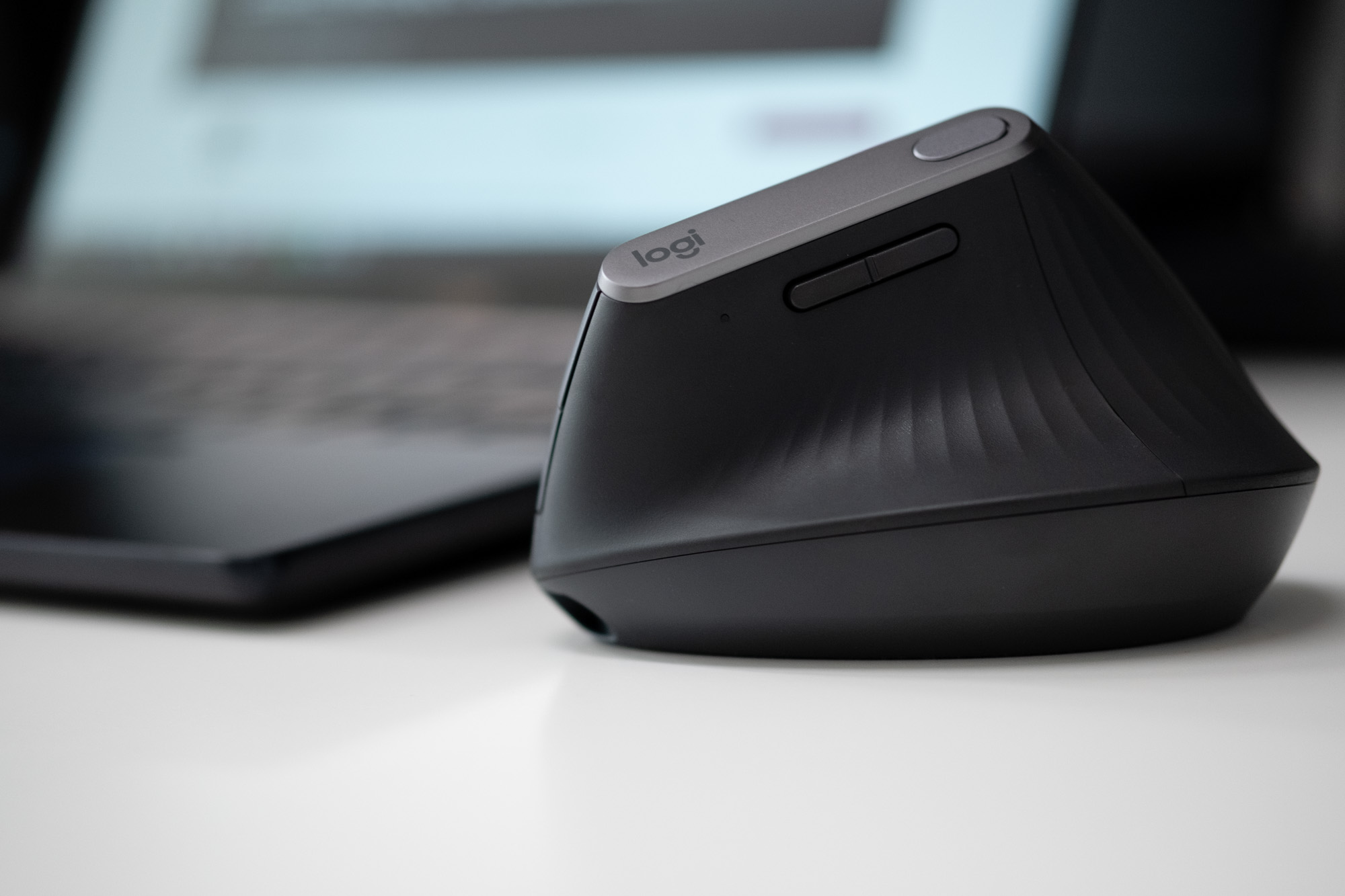 Logitech MX Vertical, pionowa myszka, opinie class="wp-image-910287" 