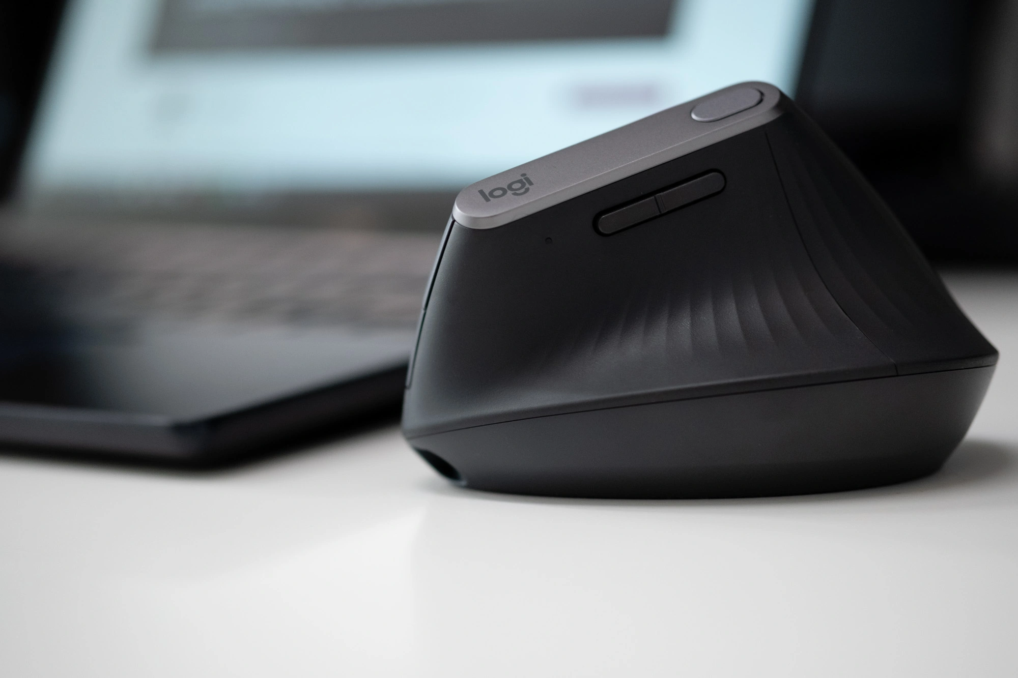 Logitech MX Vertical, pionowa myszka, opinie class="wp-image-910287" 