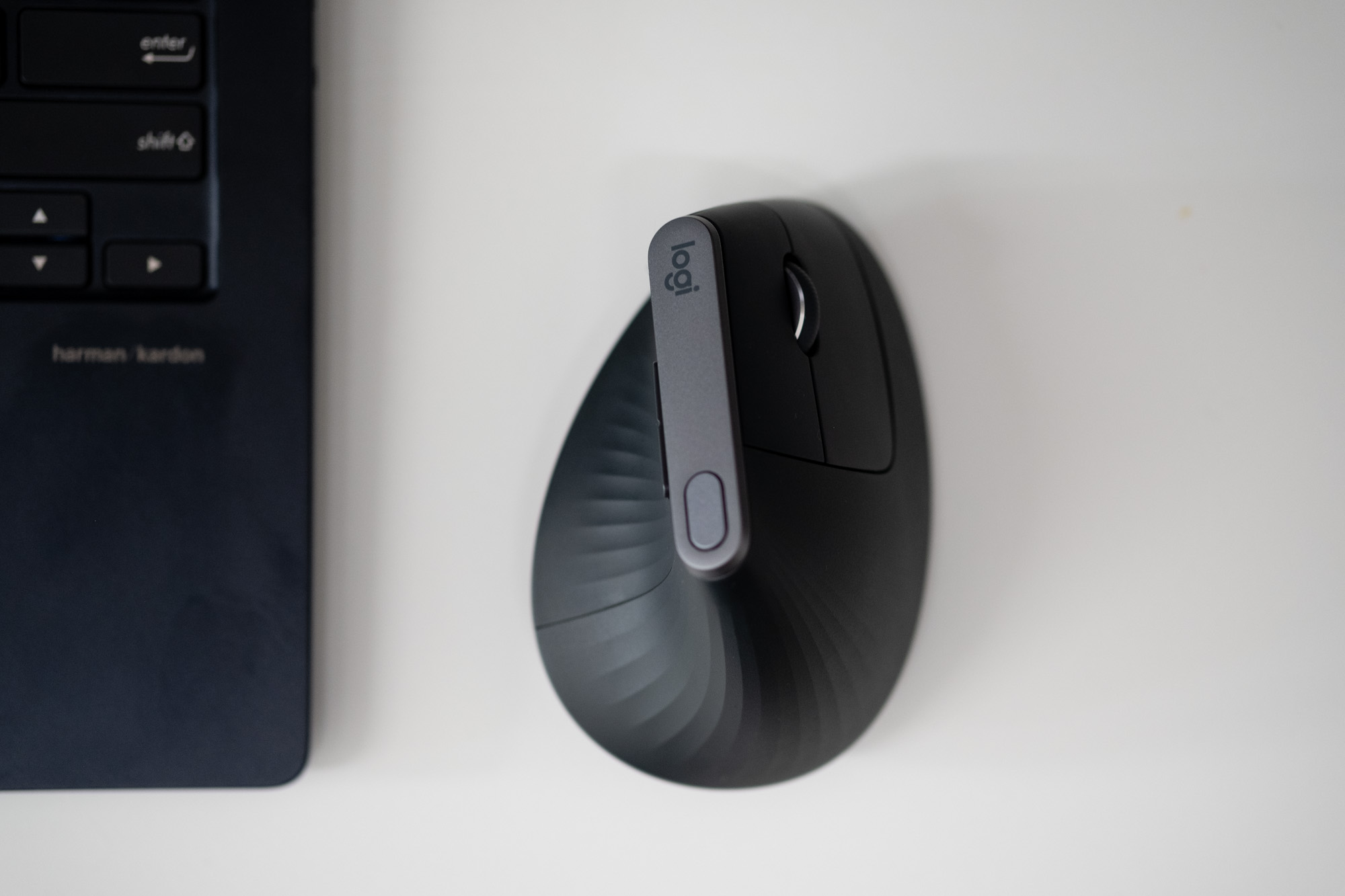 Logitech MX Vertical, pionowa myszka, opinie class="wp-image-910290" 