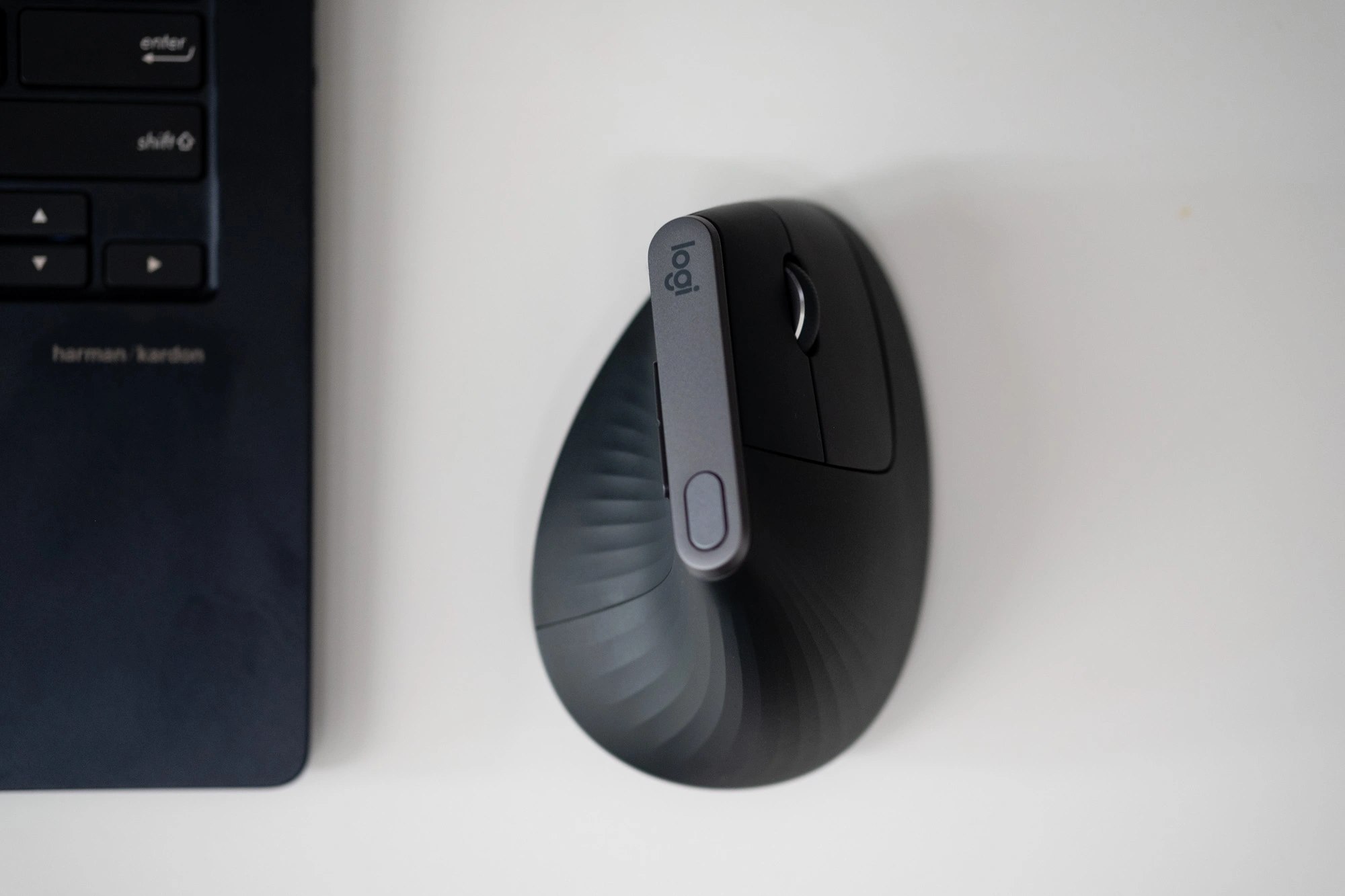 Logitech MX Vertical, pionowa myszka, opinie class="wp-image-910290" 
