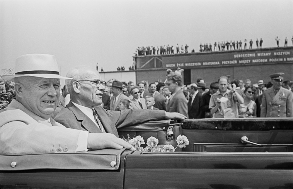 Przylot pierwszego sekretarza KC KPZR Nikity Chruszczowa do Warszawy. Nikita Chruszczow i pierwszy sekretarz KC PZPR Władysław Gomułka, lotnisko wojskowe na Bemowie, 22 lipca 1959 roku. Fot. Tadeusz Rolke/Agencja Gazeta class="wp-image-901425" 